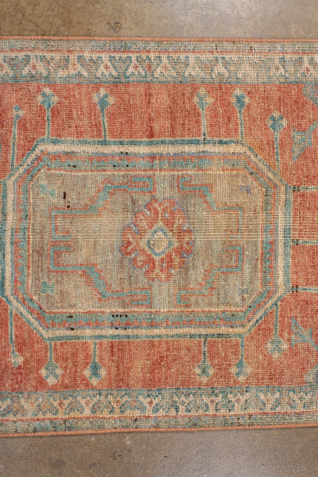 20ième siècle Ancien chemin de table turc en oushak avec un champ rouille en vente