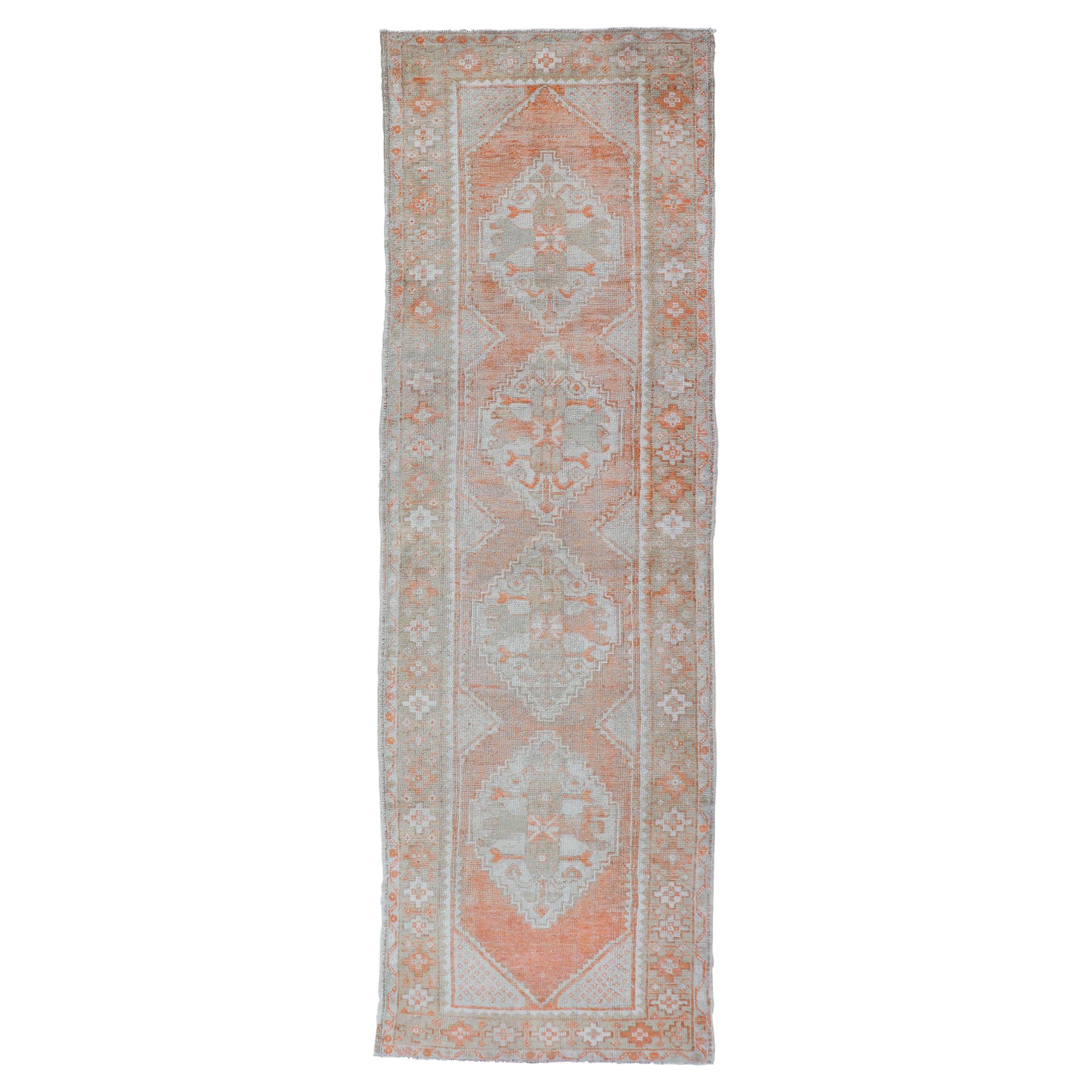 Antiker türkischer Oushak-Läufer mit Diamantmedaillons und floralen Motiven