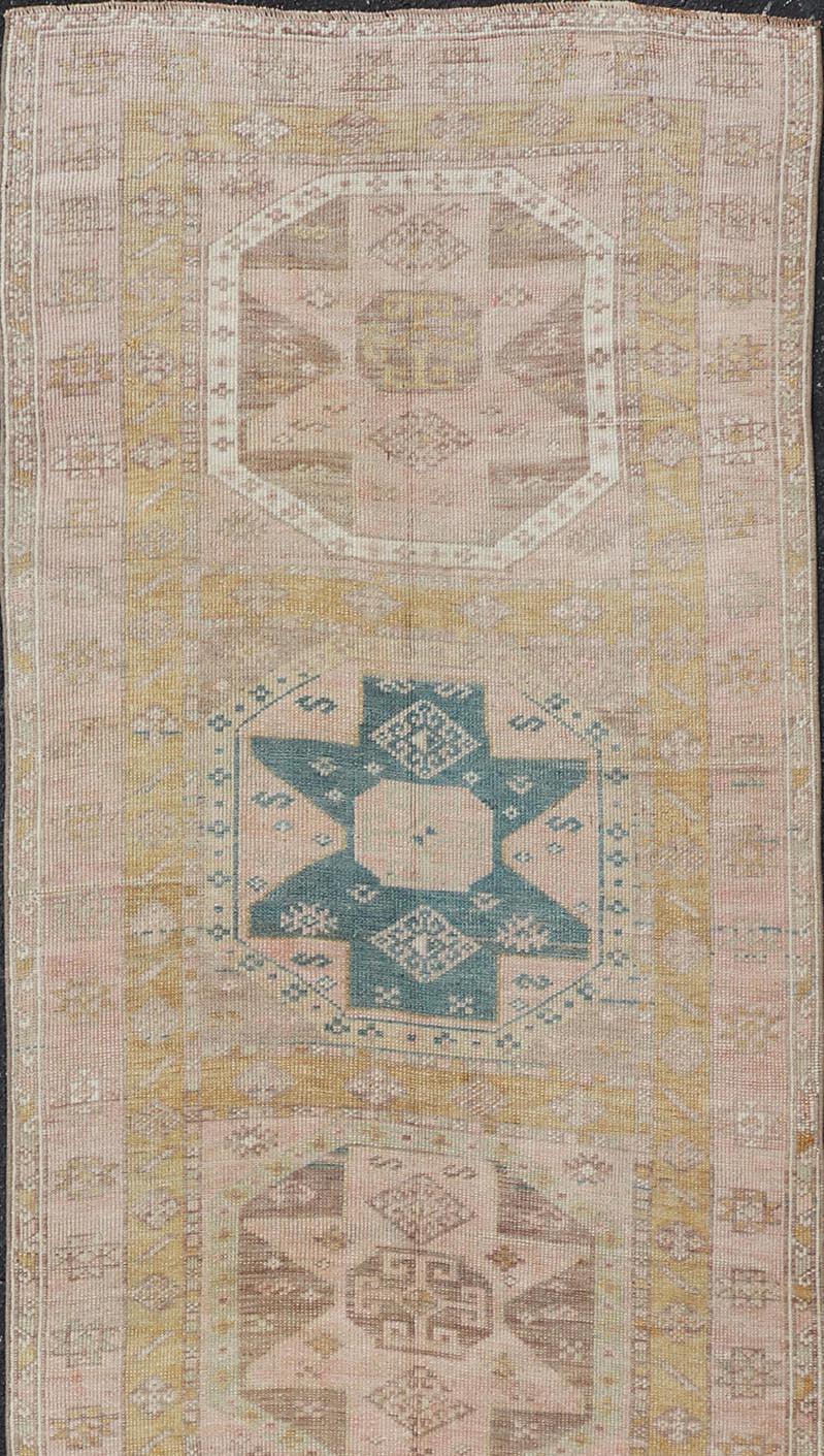 Antiker türkischer Oushak-Läufer mit geometrischem Medaillon-Design 3'2