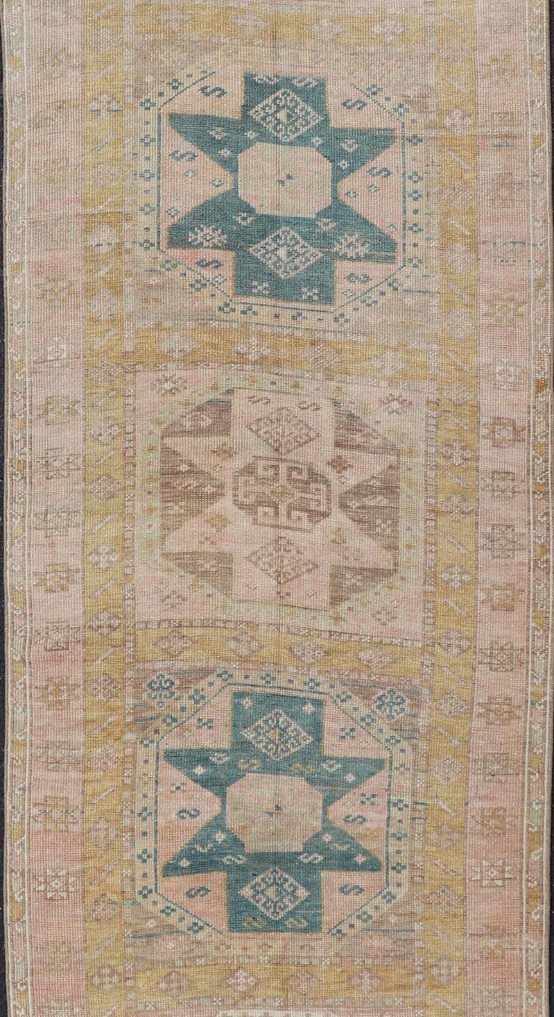 Antiker türkischer Oushak-Läufer mit geometrischem Medaillon-Design 3'2