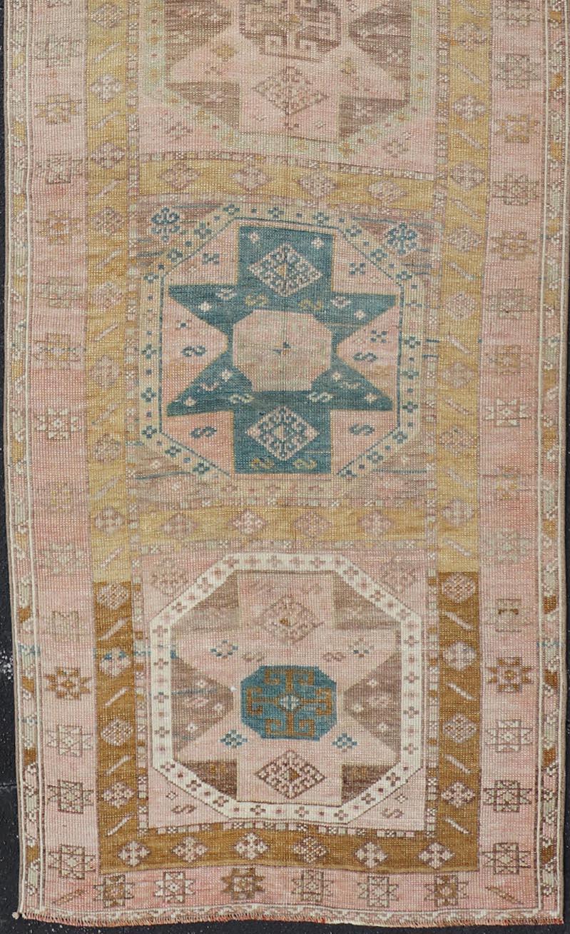 Antiker türkischer Oushak-Läufer mit geometrischem Medaillon-Design 3'2
