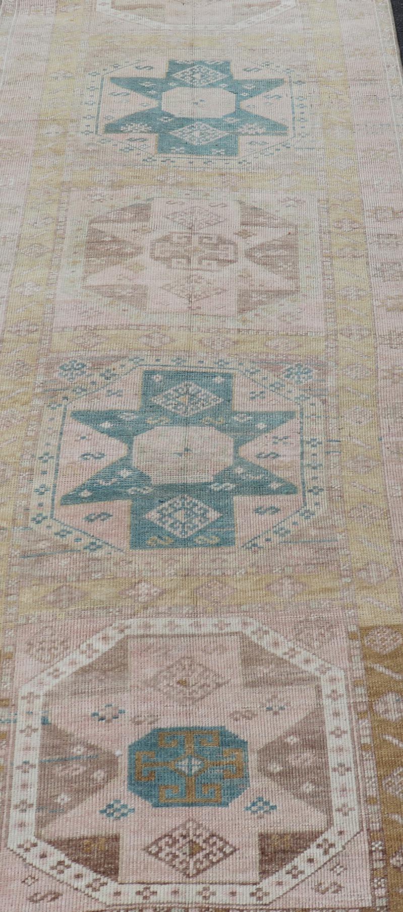 Antiker türkischer Oushak-Läufer mit geometrischem Medaillon-Design 3'2