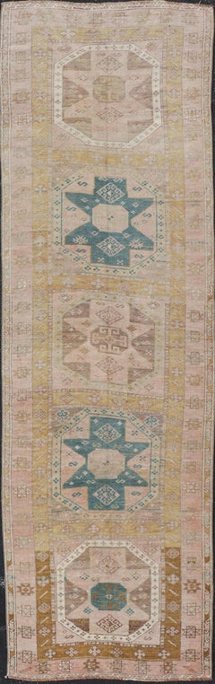 Tapis de couloir turc antique Oushak avec motif géométrique en médaillon 3'2" x 10'11"