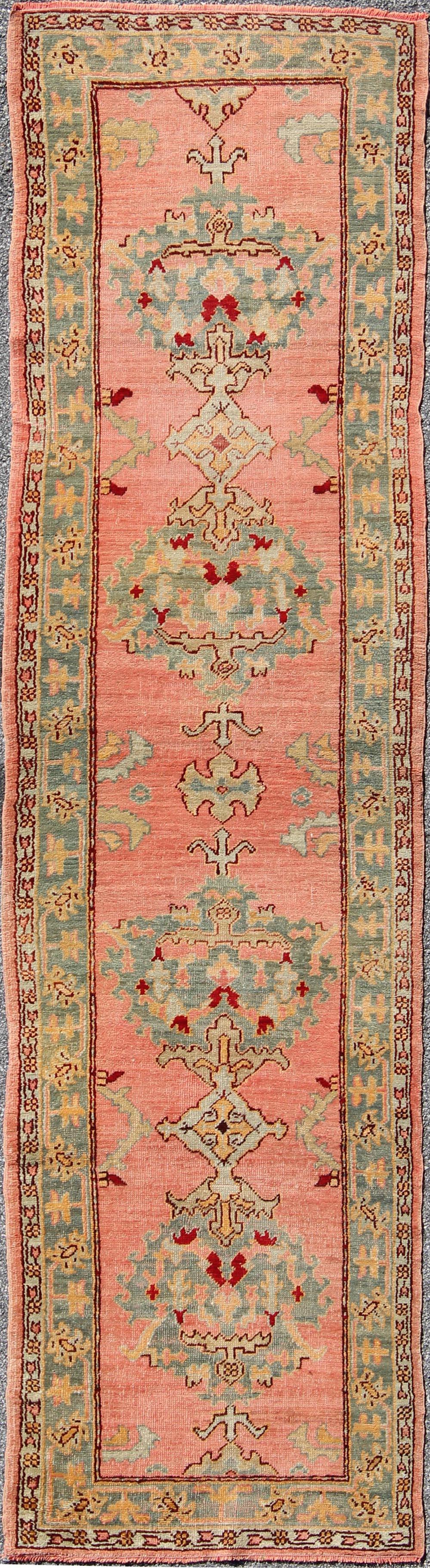 Antiker türkischer Oushak-Läufer mit Medaillons auf Korallengrund und grüner Bordüre, antik im Angebot 2