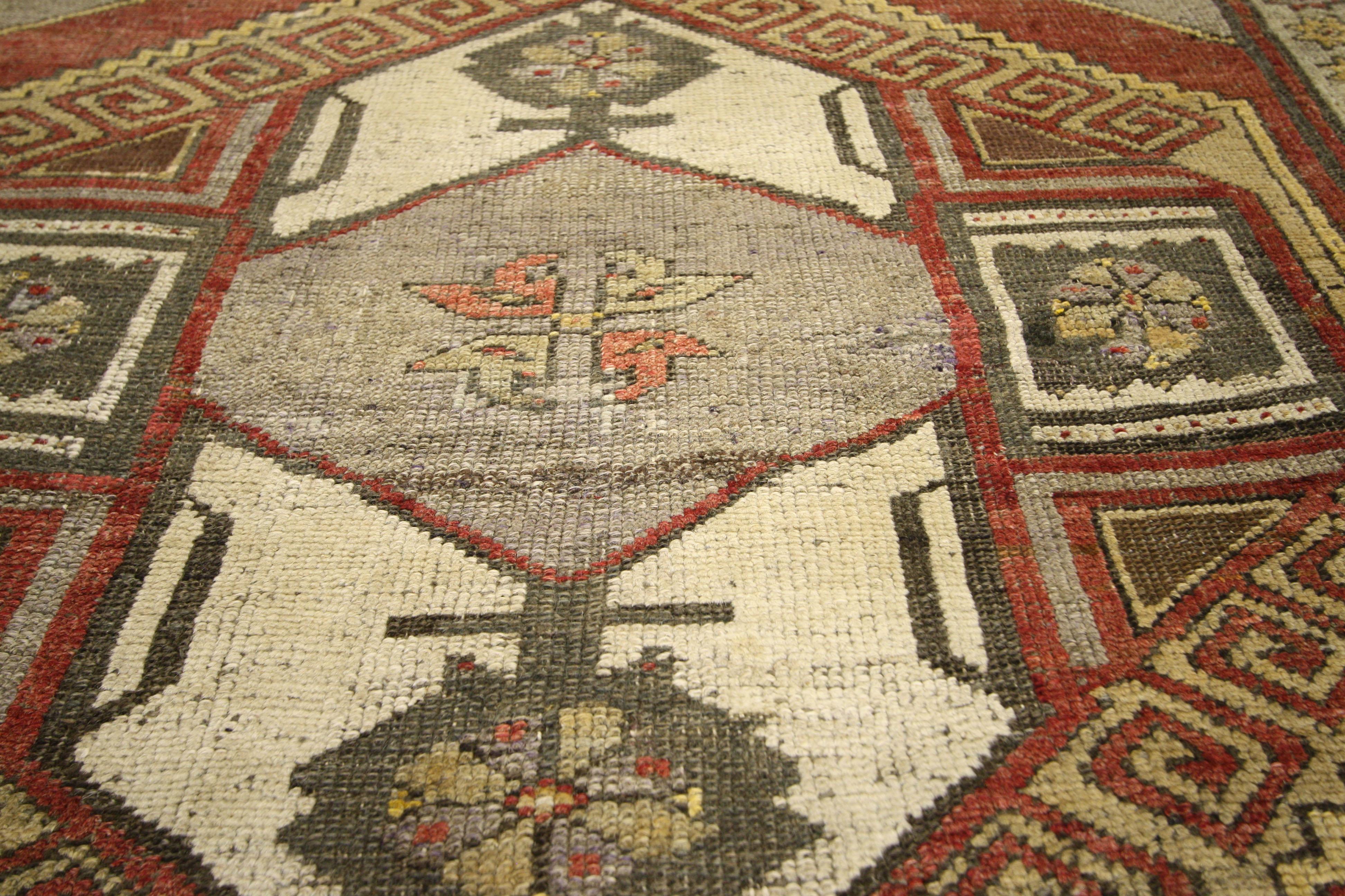 50233, antiker türkischer Oushak-Läufer mit modernem Tribal-Stil. Dieser charaktervolle, antike türkische Oushak-Teppichläufer im modernen Tribal-Stil weist ein Doppelmedaillon mit Kartuschen-Endstücken in einem roten Feld auf, das von einer grauen