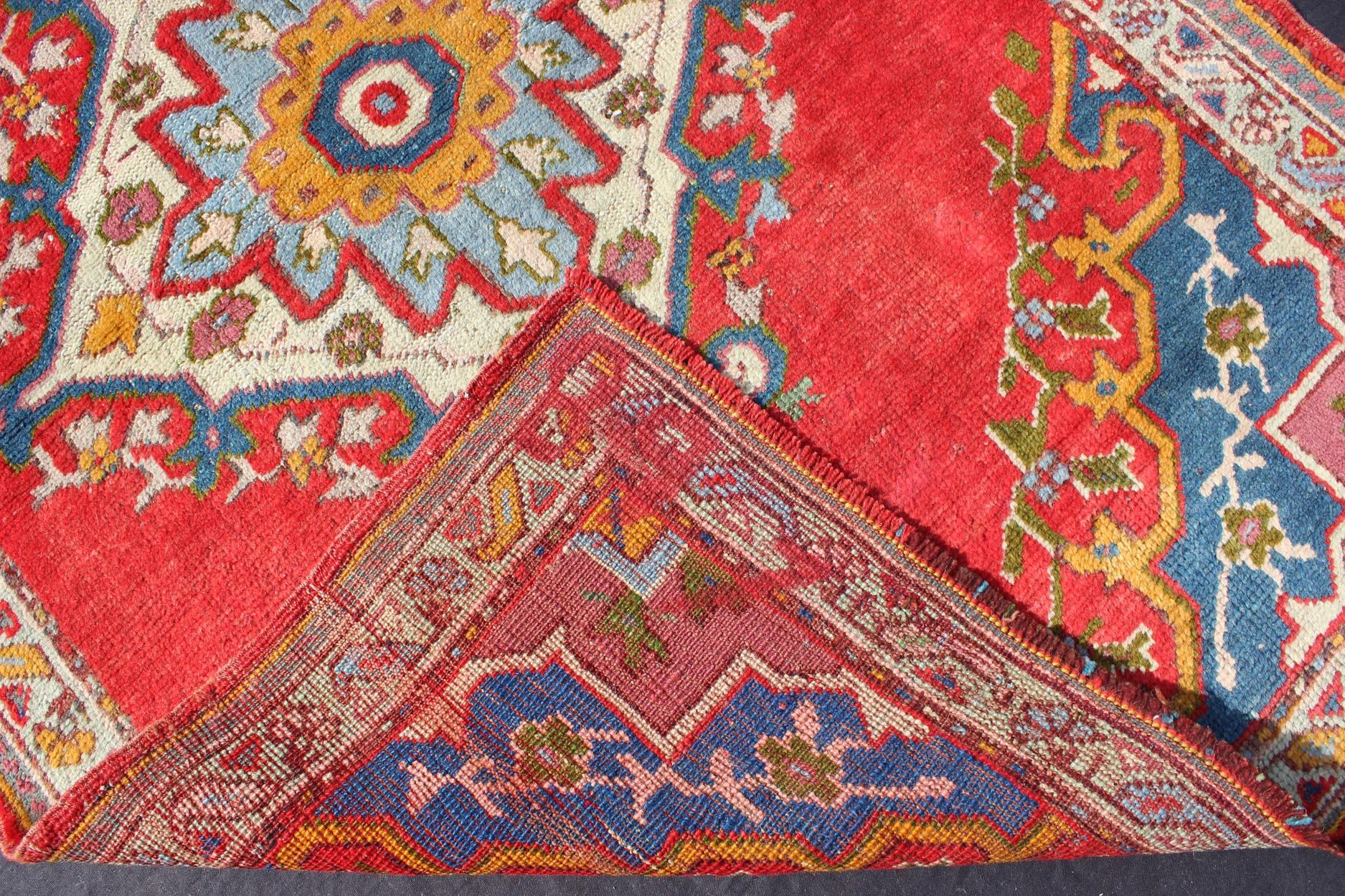 Inizio XX secolo Antico tappeto turco Oushak di piccole dimensioni in rosso, blu, lavanda, arancione e verde in vendita