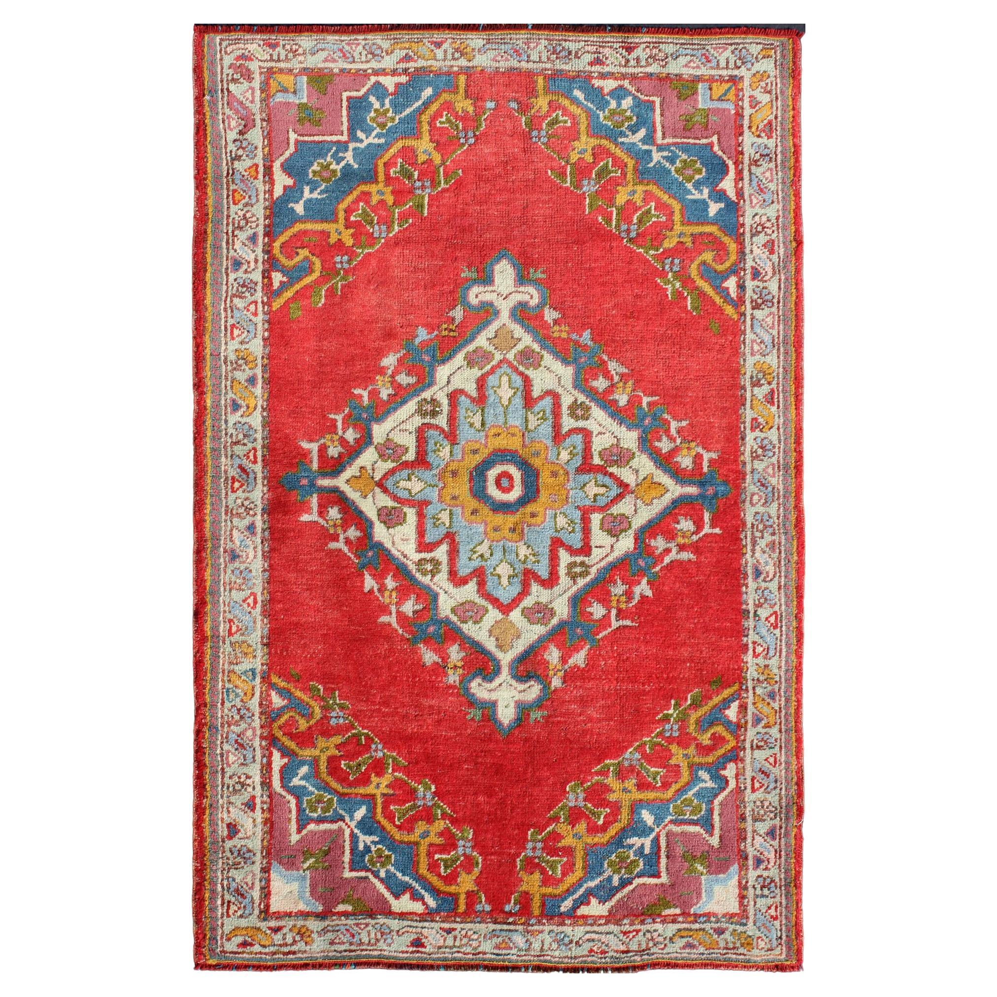 Alfombra Turca Antigua Oushak Pequeña en Rojo, Azul, Lavanda, Naranja y Verde