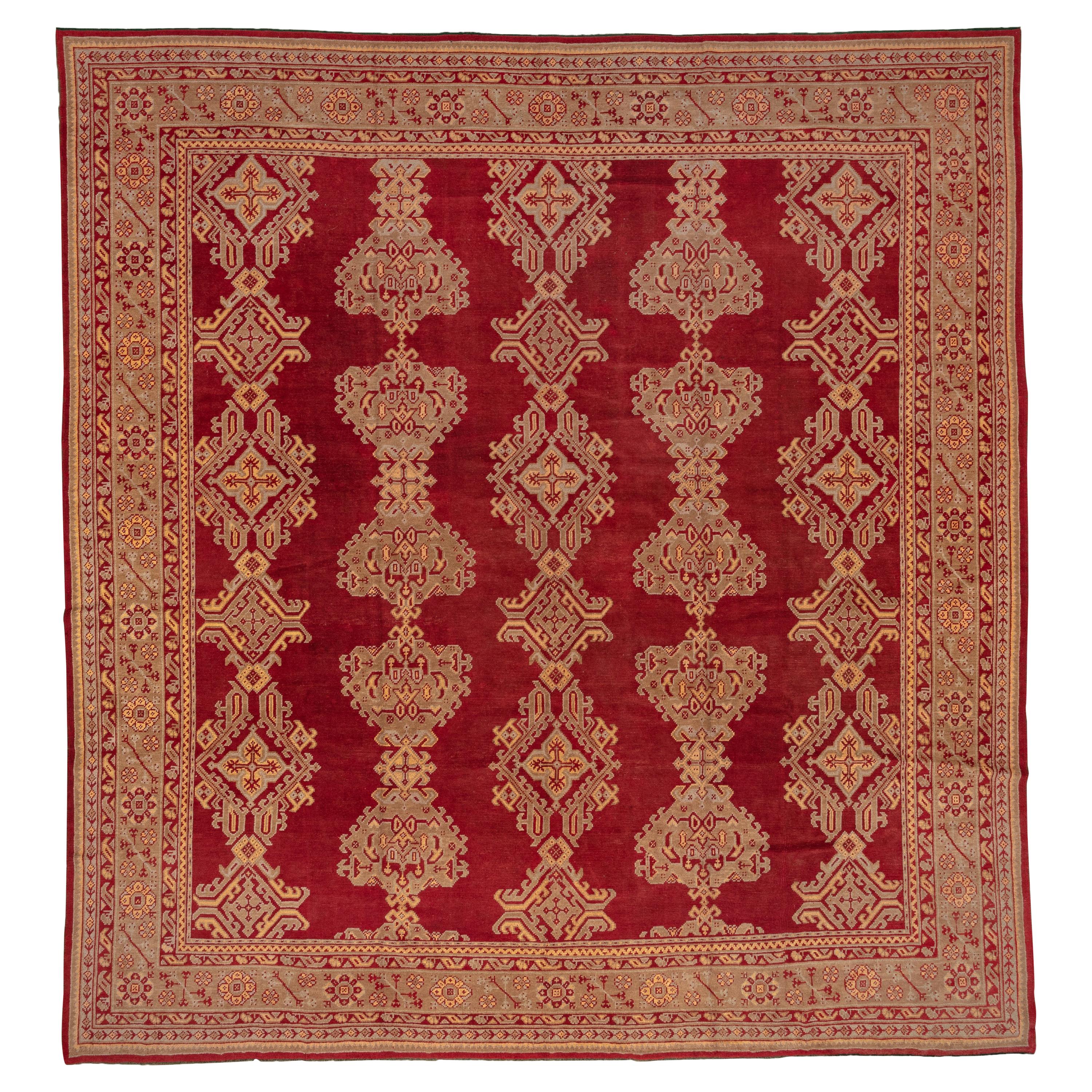 Ancien tapis turc carré en laine Oushak, terrain rouge entièrement recouvert de laine, vers 1920