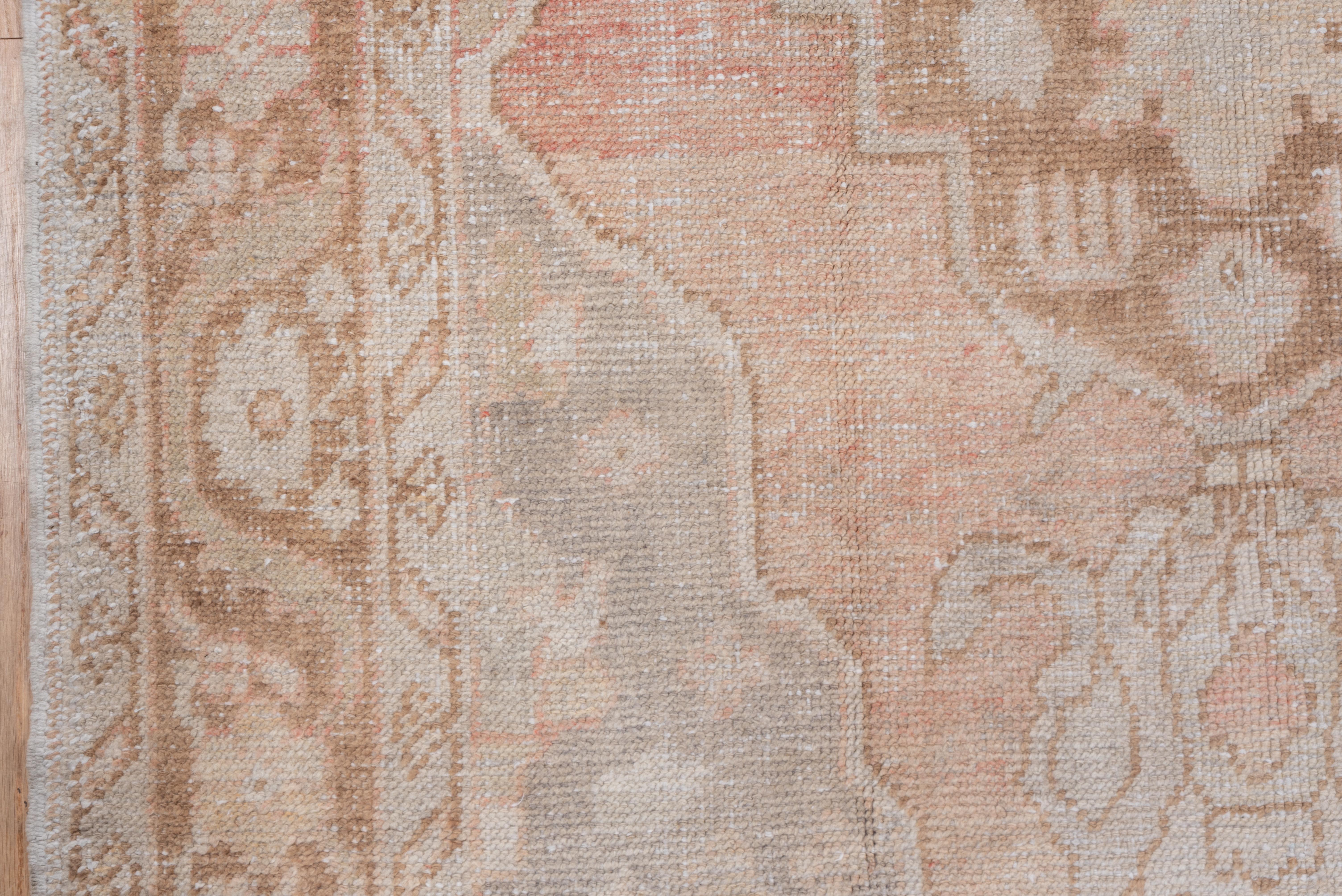 Antiker türkischer Oushak- Village-Teppich, rosa und graues Feld im Zustand „Gut“ im Angebot in New York, NY