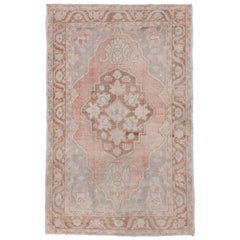 Tapis turc ancien de village d'Oushak, terrain rose et gris