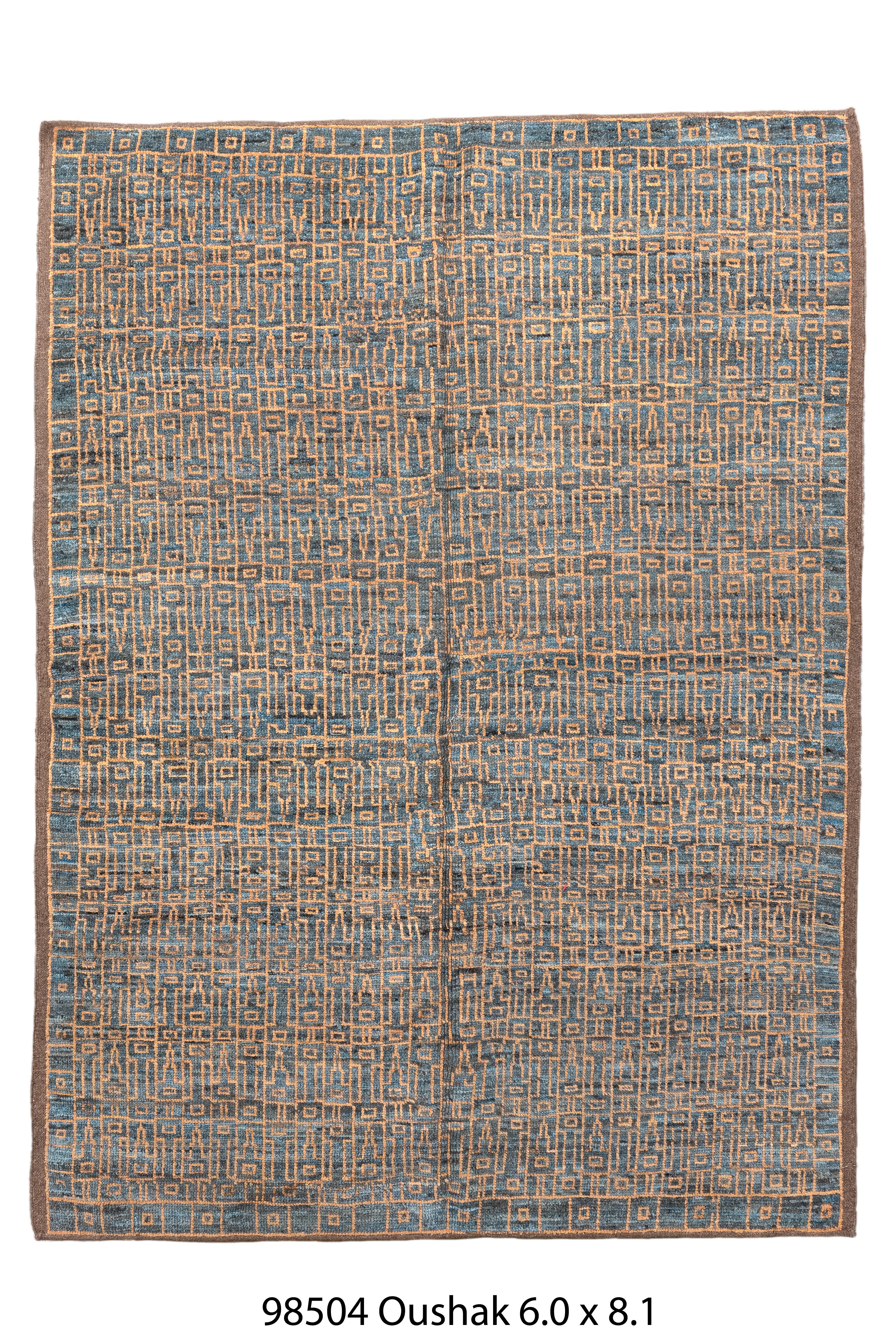 Cet ancien tapis turc Oushak, tissé vers 1920, présente un remarquable décor de fleurs sur toute sa surface.  Le motif géométrique en treillis se décline dans une palette de bleus sourds et d'or doux. Un design audacieux  et des motifs à grande