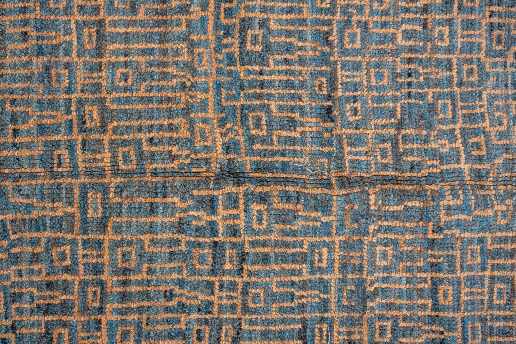 Noué à la main Oushak turc ancien avec design géométrique en treillis bleu et or en vente