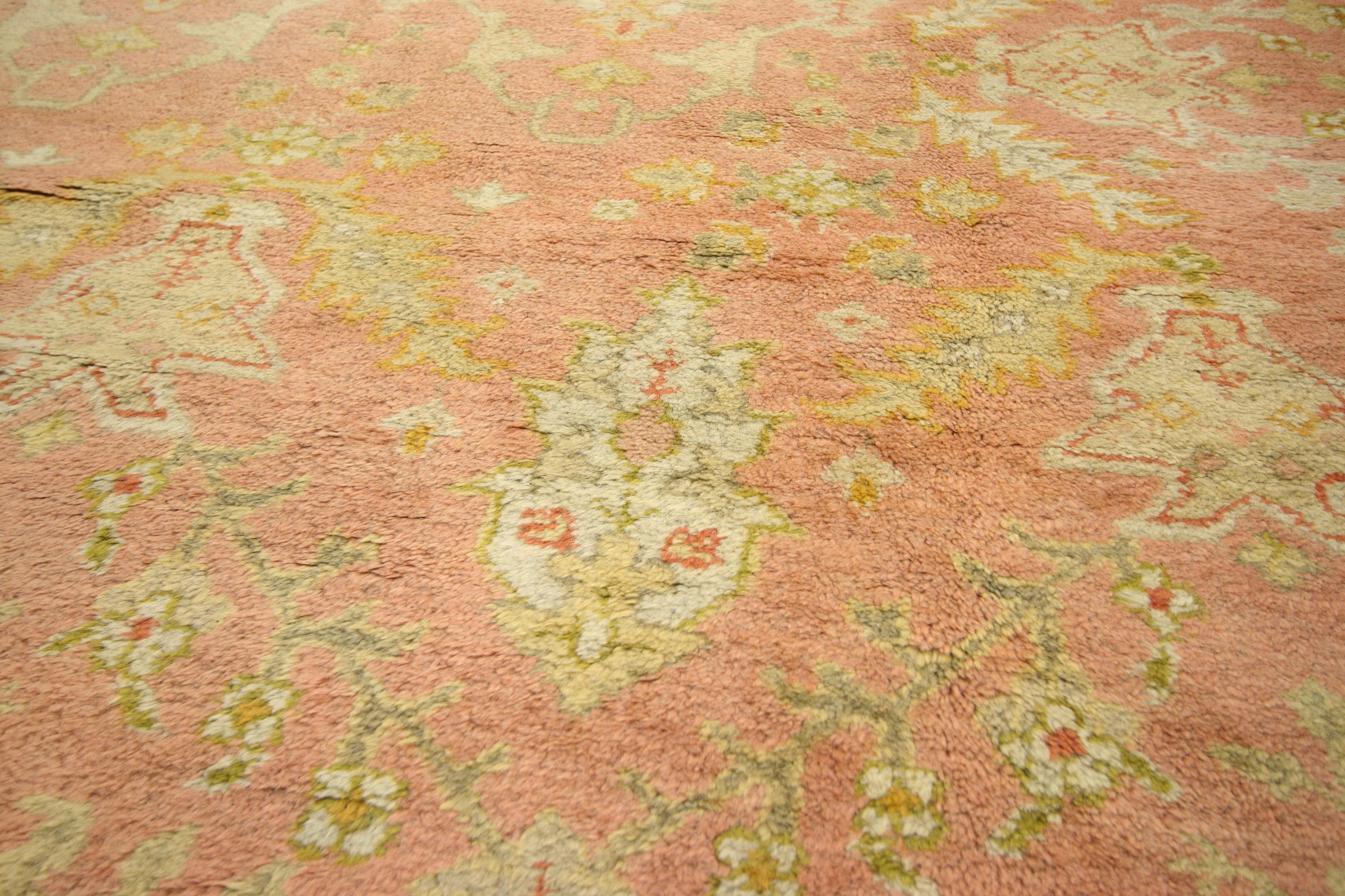 74249 Antique Turkish Oushak avec Rustic Georgian Farmhouse Style et Pastel Colors 09'10 x 12'08. L'élégance douce et les couleurs pastel chaudes apportent l'harmonie à ce tapis Oushak turc ancien en laine noué à la main. Il incarne le somptueux