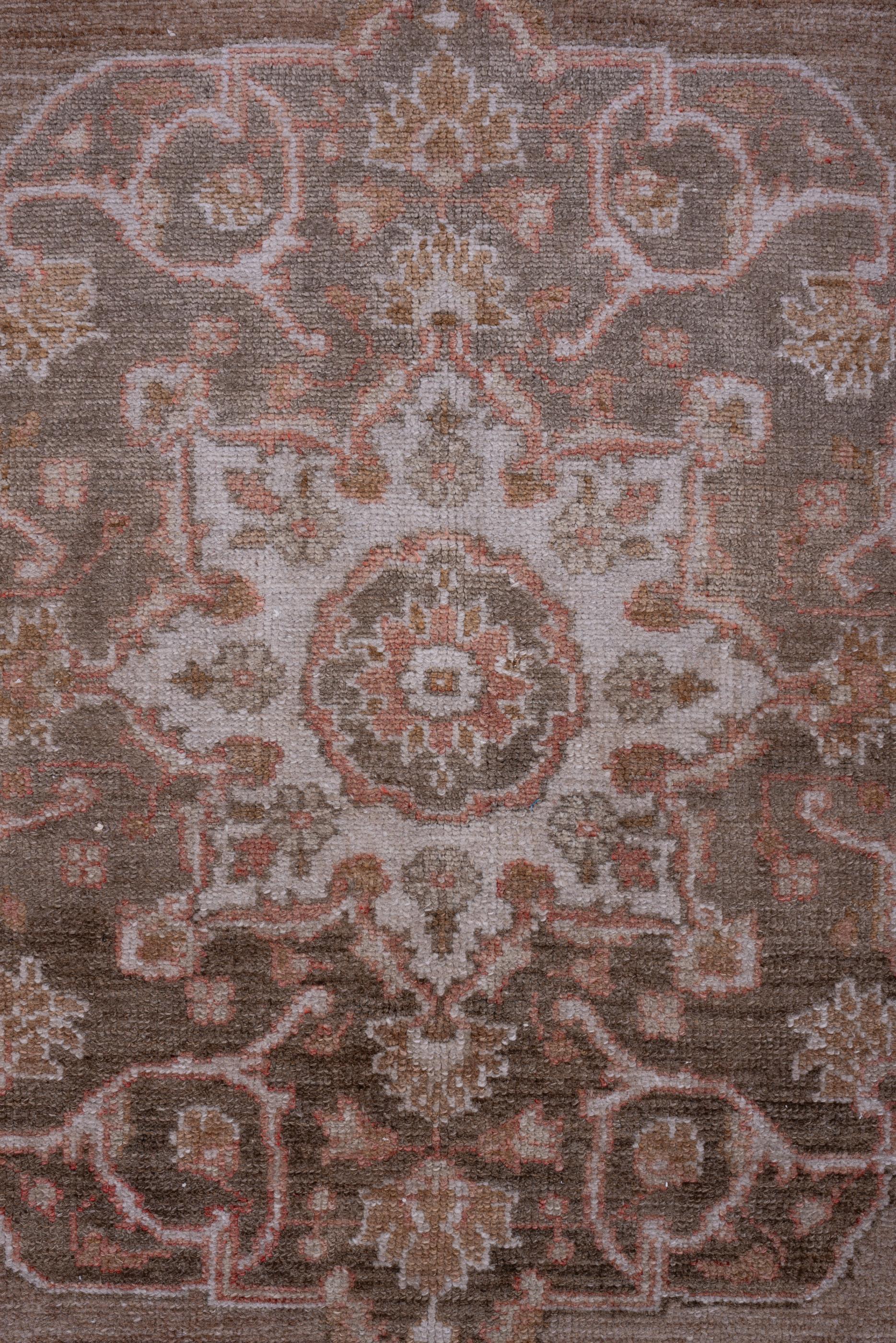 Antico Oushak turco con campo di Oliver e angoli floreali color ruggine In condizioni buone in vendita a New York, NY