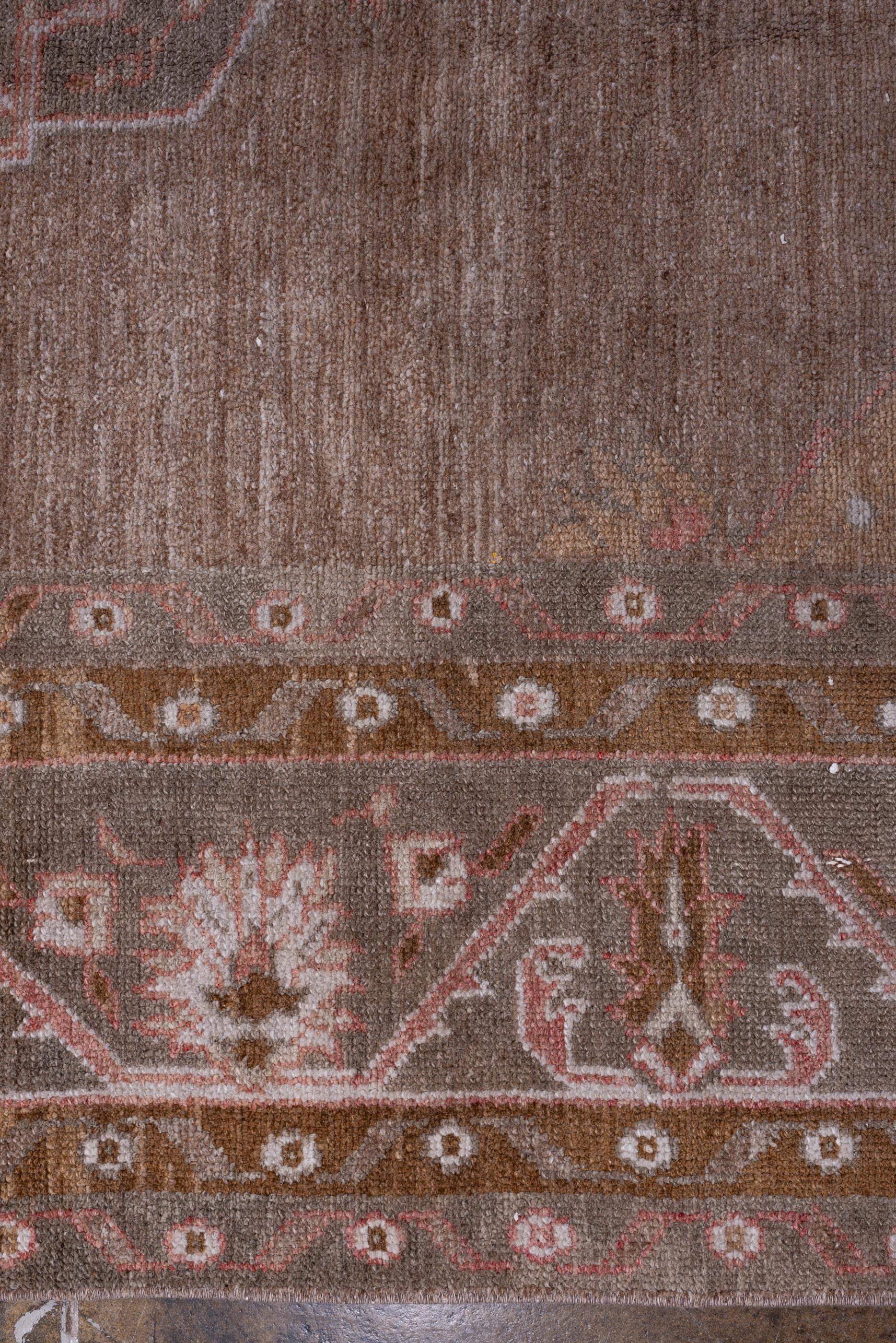 XX secolo Antico Oushak turco con campo di Oliver e angoli floreali color ruggine in vendita