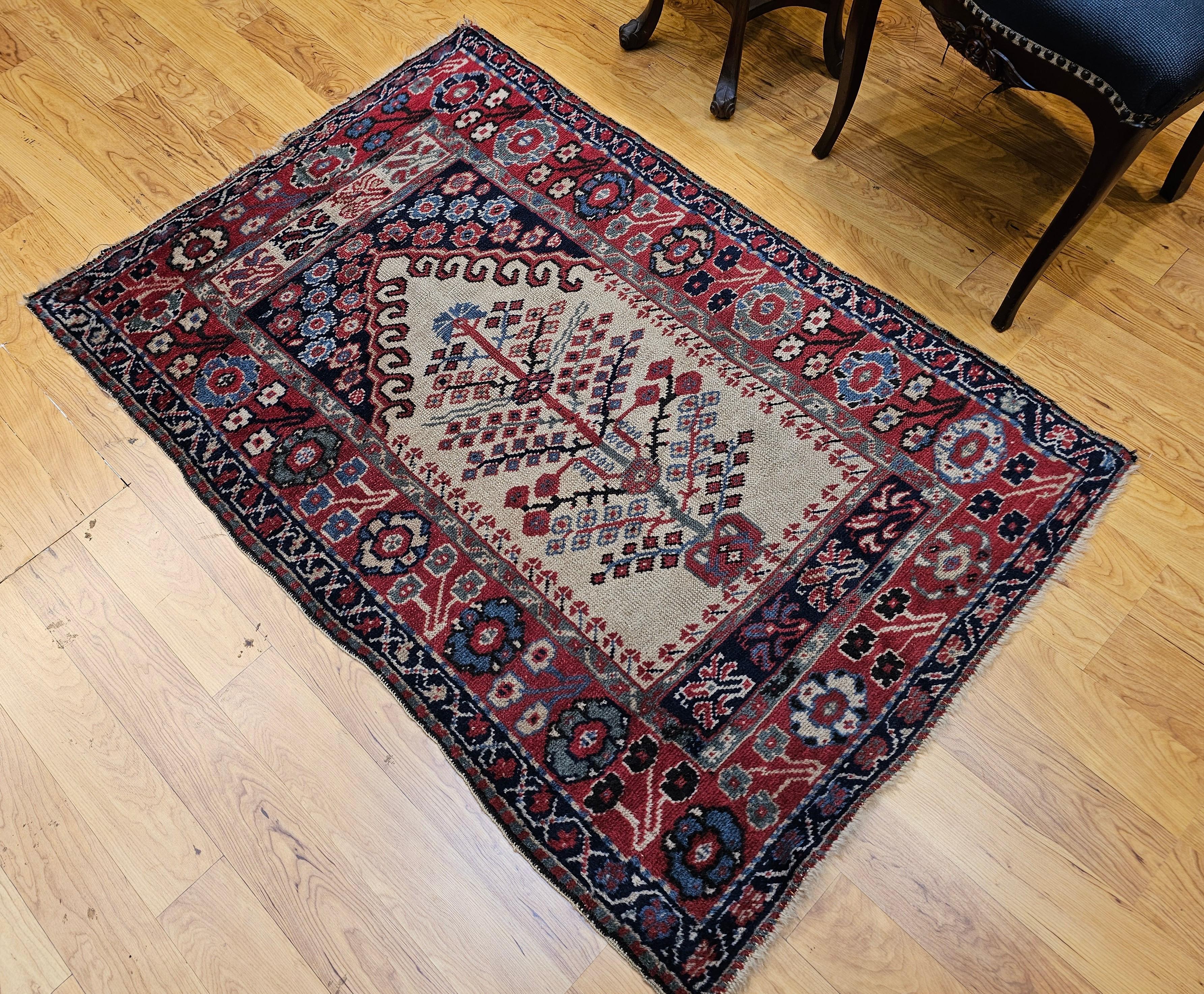 Tappeto antico turco con disegno dell'albero della vita in avorio, rosso e blu. in vendita 3