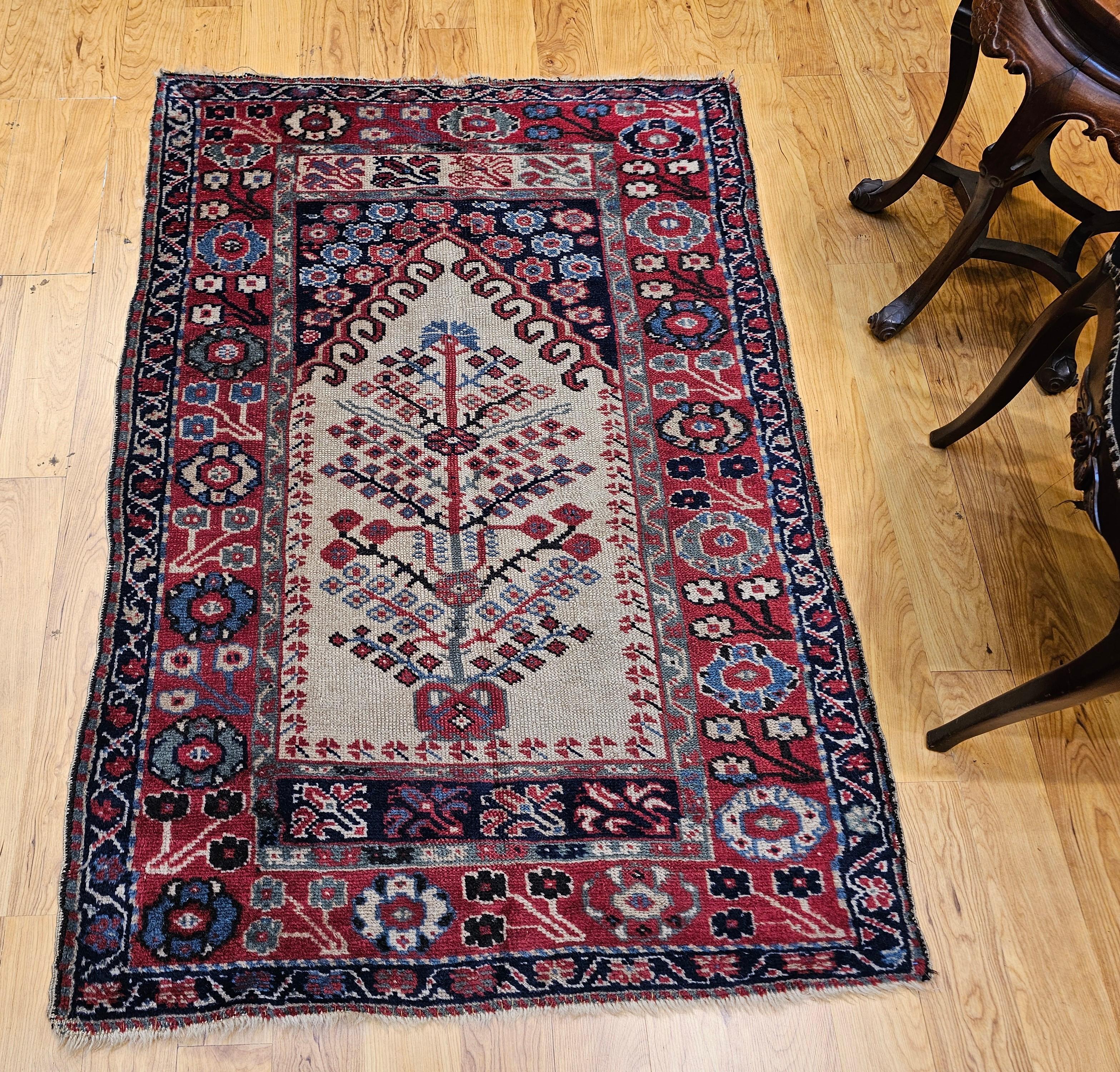 Tappeto antico turco con disegno dell'albero della vita in avorio, rosso e blu. in vendita 4