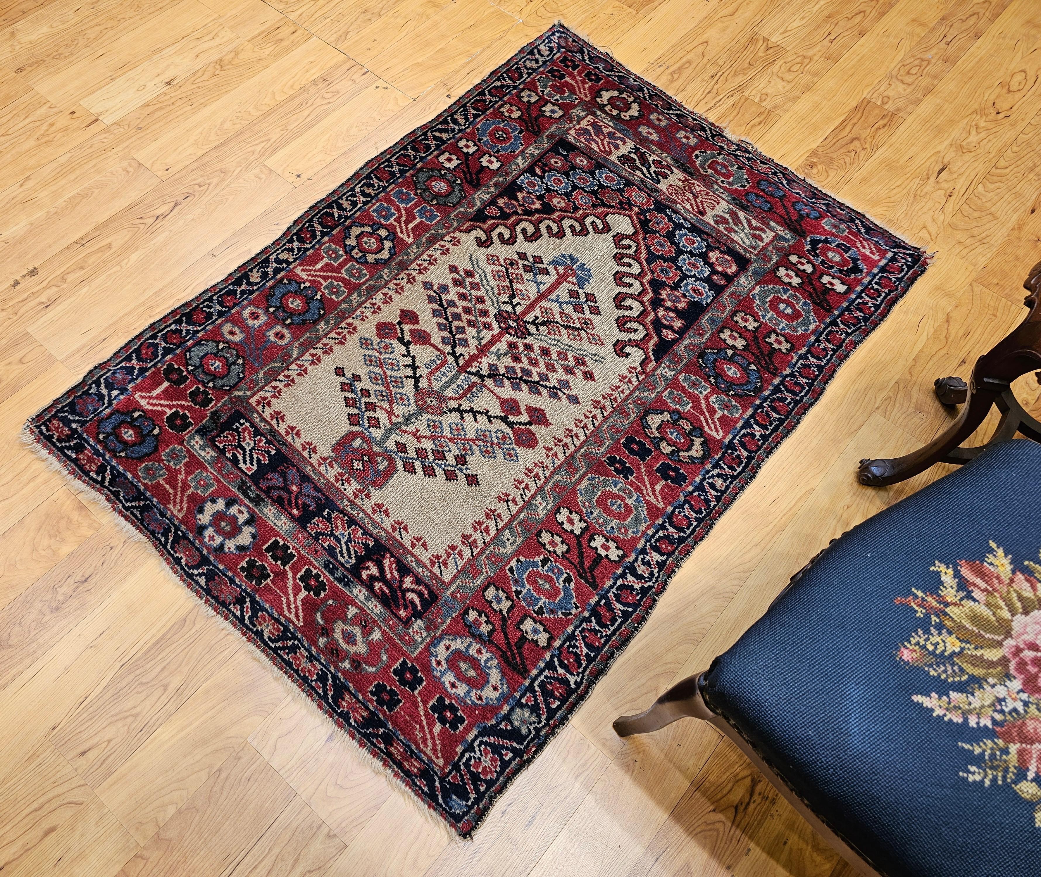 Tappeto antico turco con disegno dell'albero della vita in avorio, rosso e blu. in vendita 5