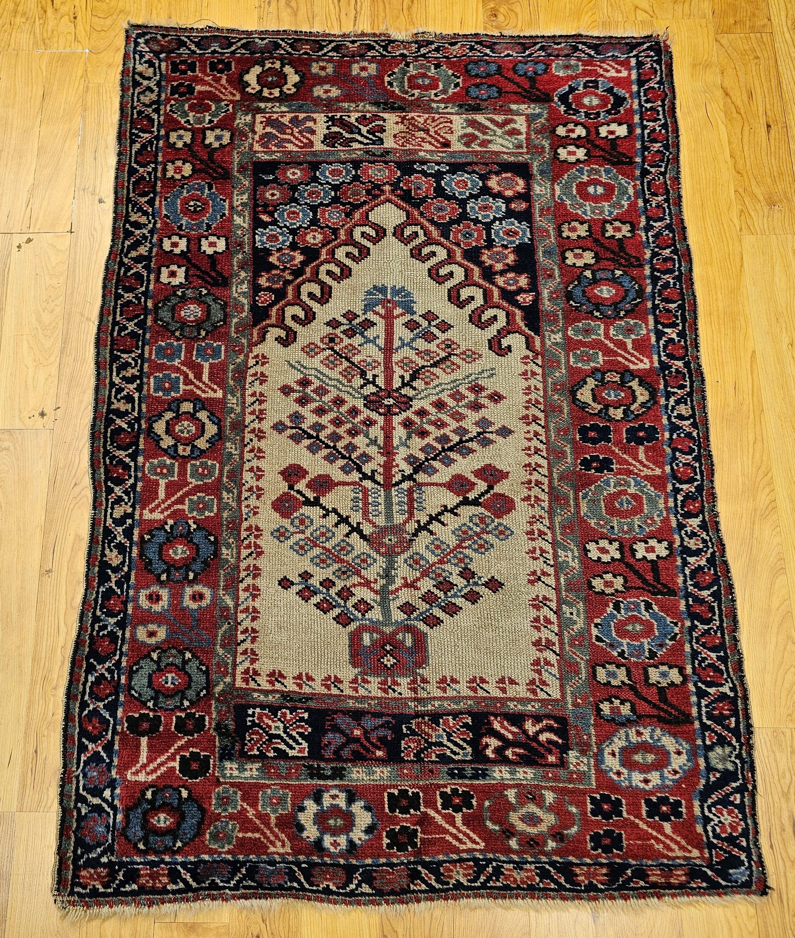 Questo antico tappeto da preghiera del villaggio anatolico presenta una raffinata composizione ad 