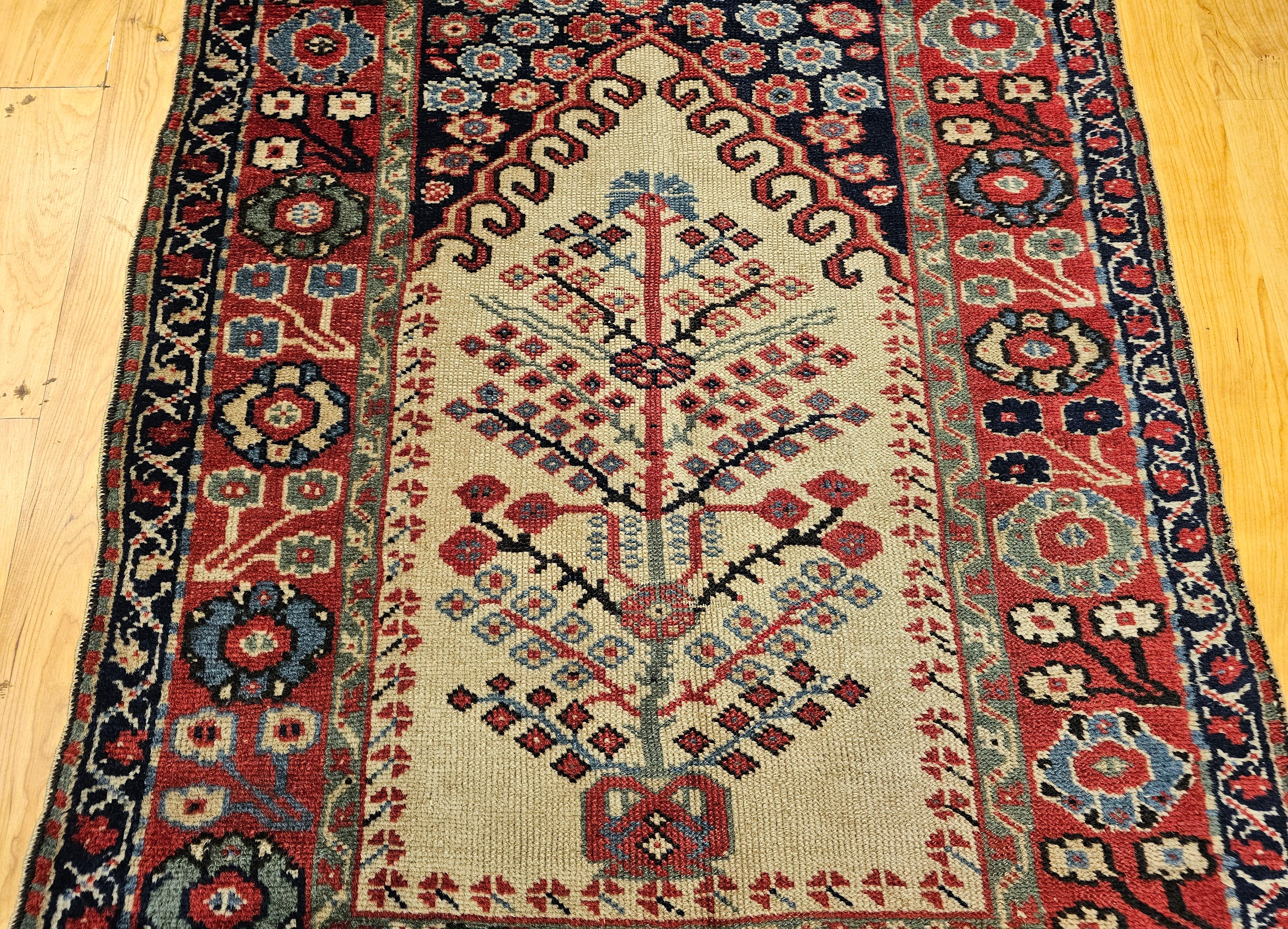 Tintura vegetale Tappeto antico turco con disegno dell'albero della vita in avorio, rosso e blu. in vendita