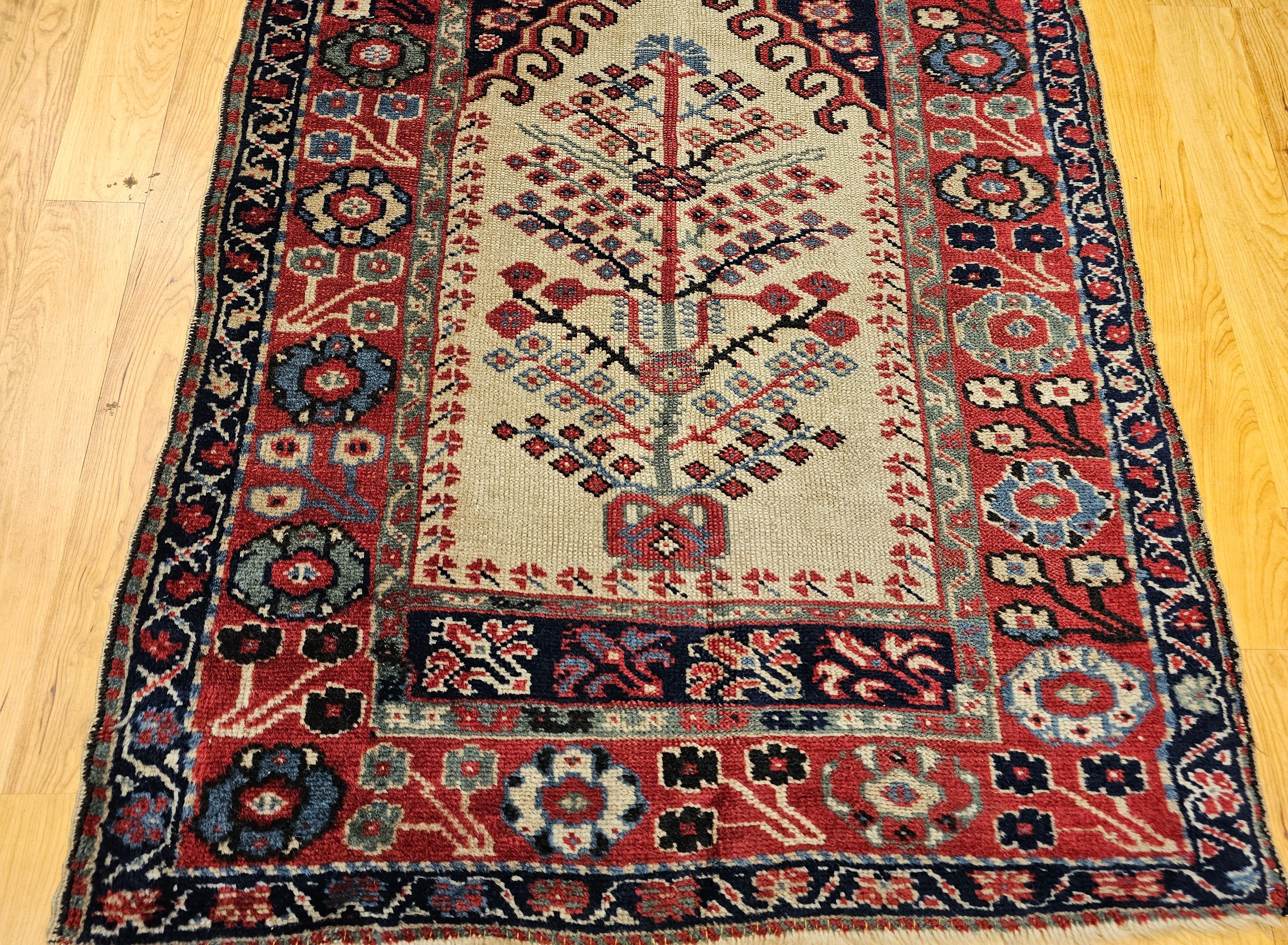 Tappeto antico turco con disegno dell'albero della vita in avorio, rosso e blu. In condizioni buone in vendita a Barrington, IL