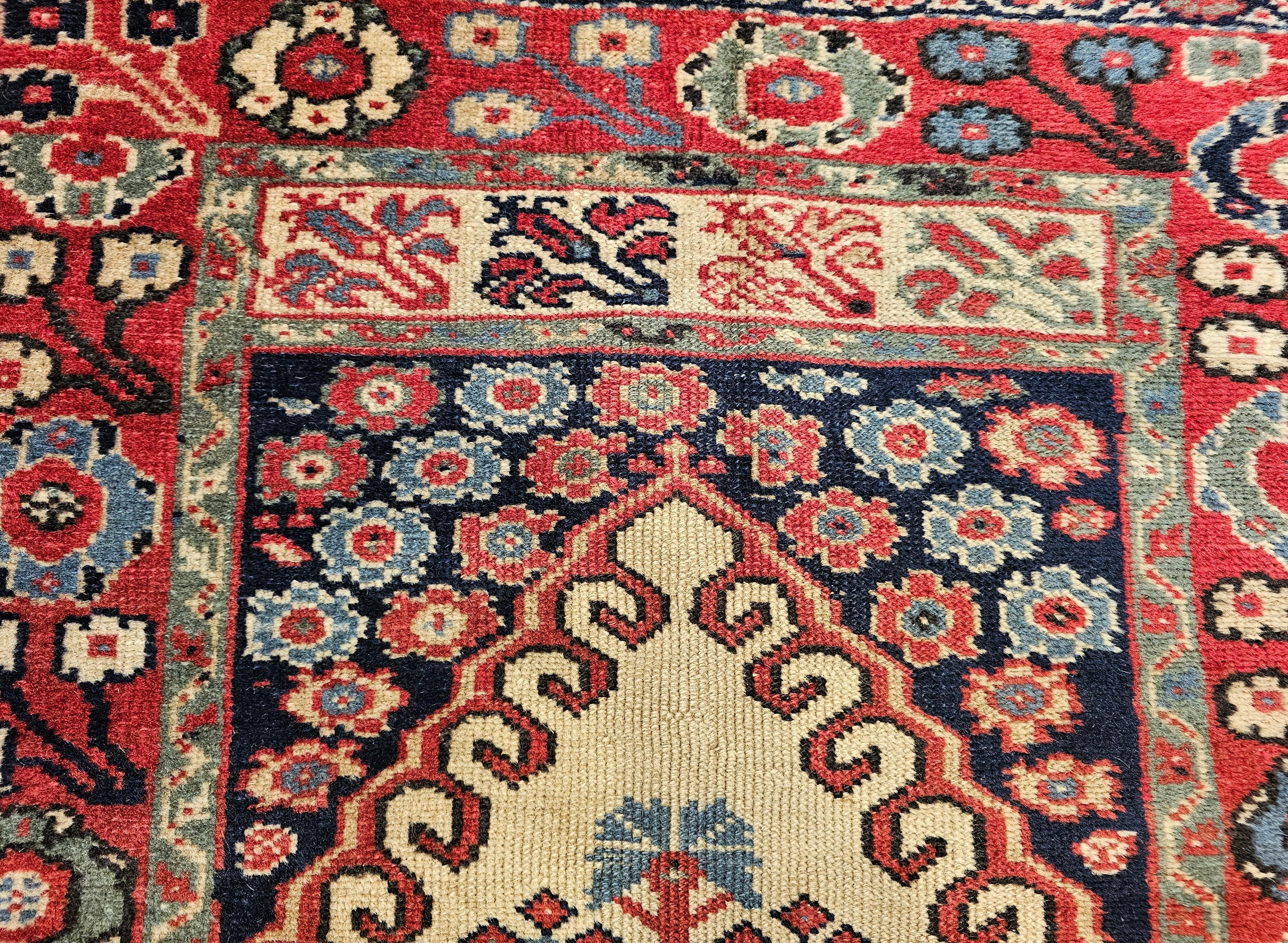 XX secolo Tappeto antico turco con disegno dell'albero della vita in avorio, rosso e blu. in vendita