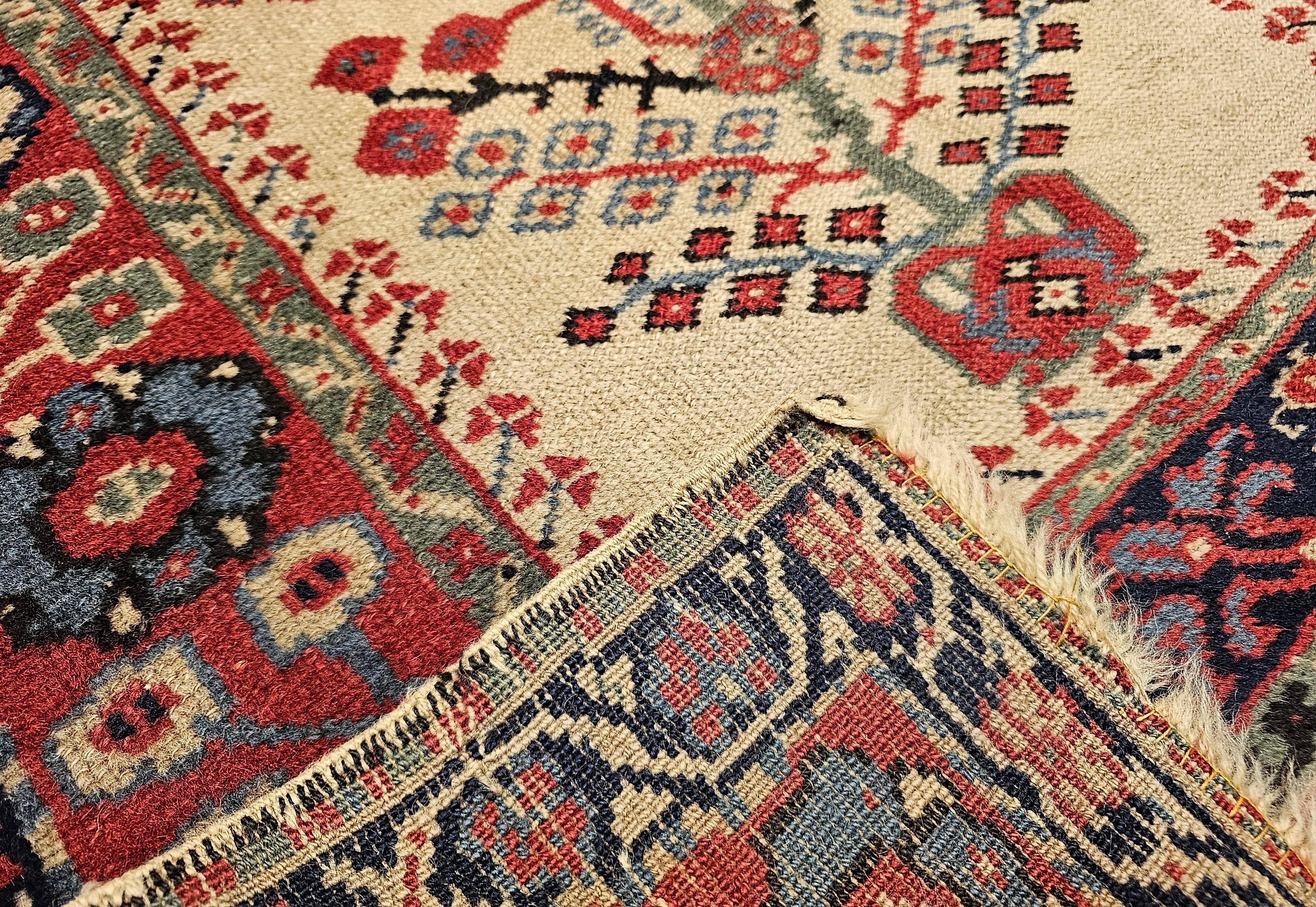 Tappeto antico turco con disegno dell'albero della vita in avorio, rosso e blu. in vendita 2