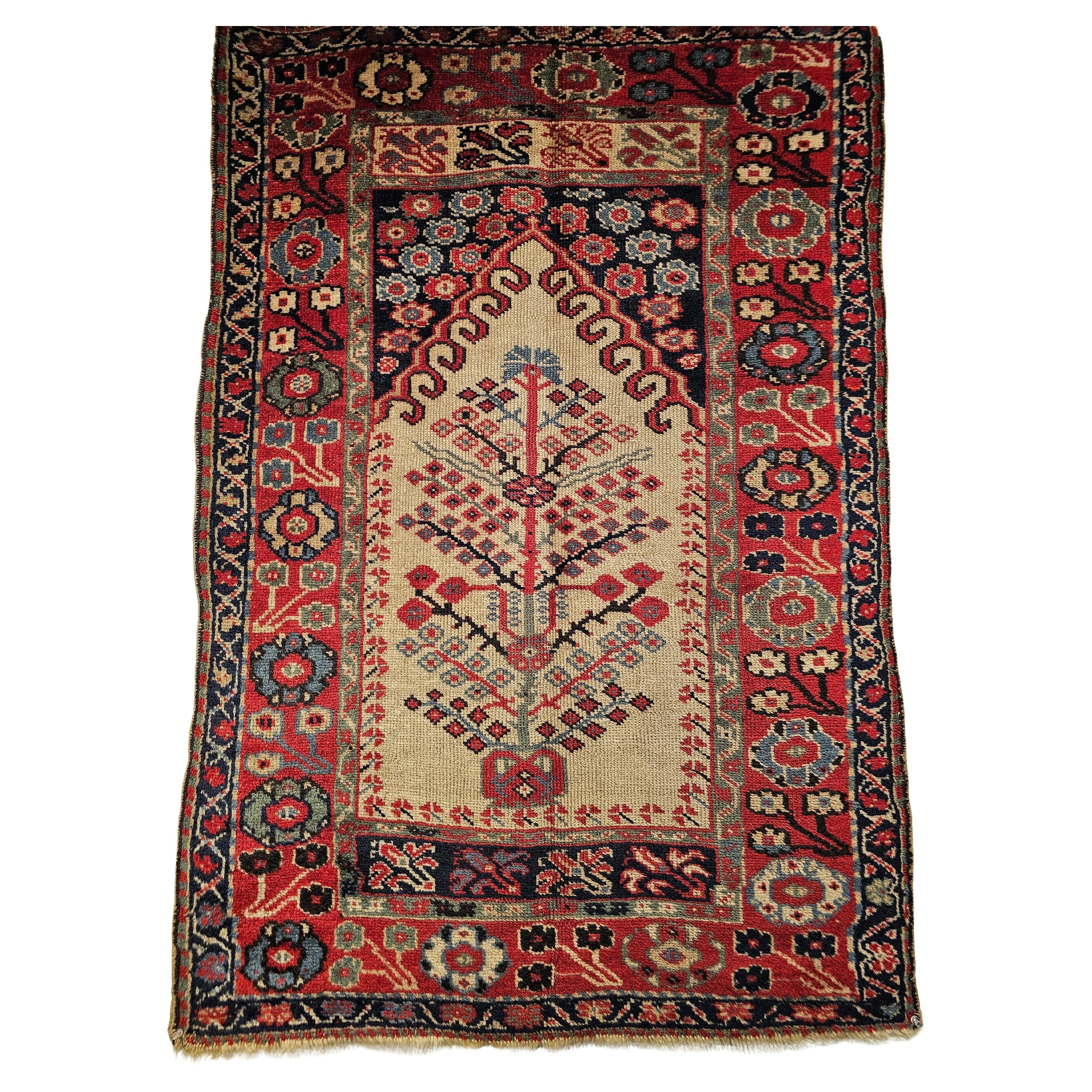 Tappeto antico turco con disegno dell
albero della vita in avorio, rosso e blu.