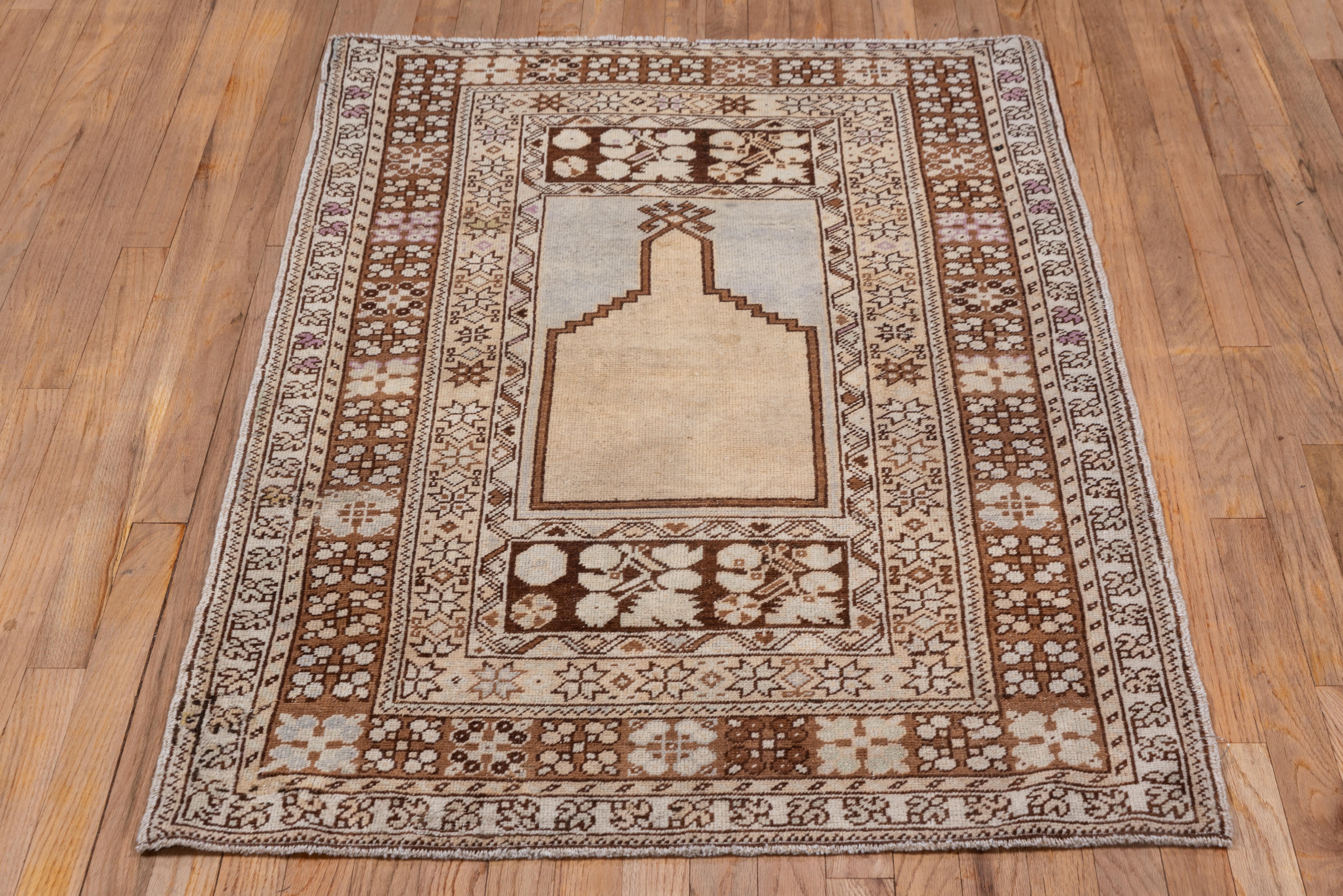 Antiker türkischer Gebetsteppich, helle Palette, antik (Handgeknüpft) im Angebot