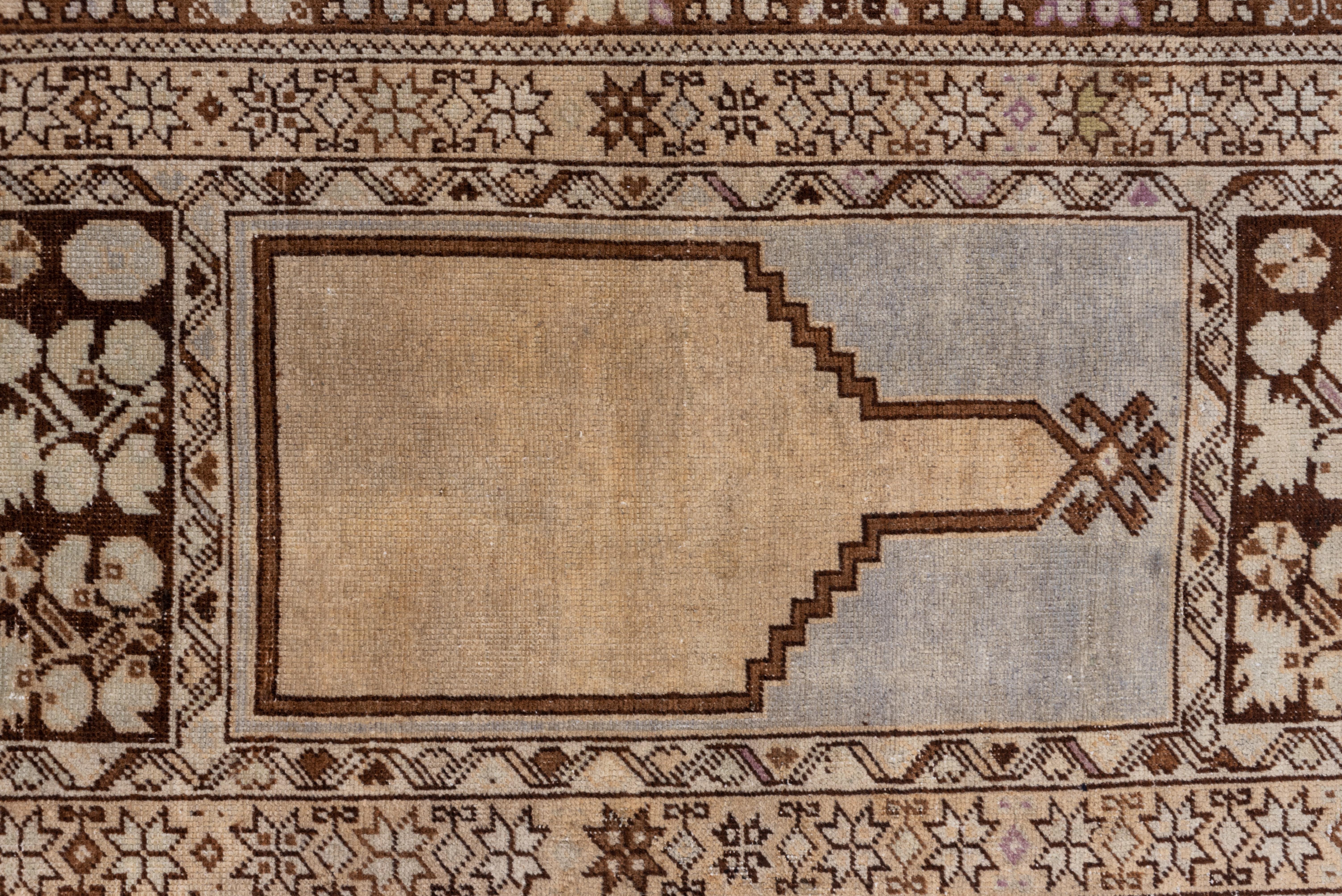 Antiker türkischer Gebetsteppich, helle Palette, antik im Zustand „Gut“ im Angebot in New York, NY