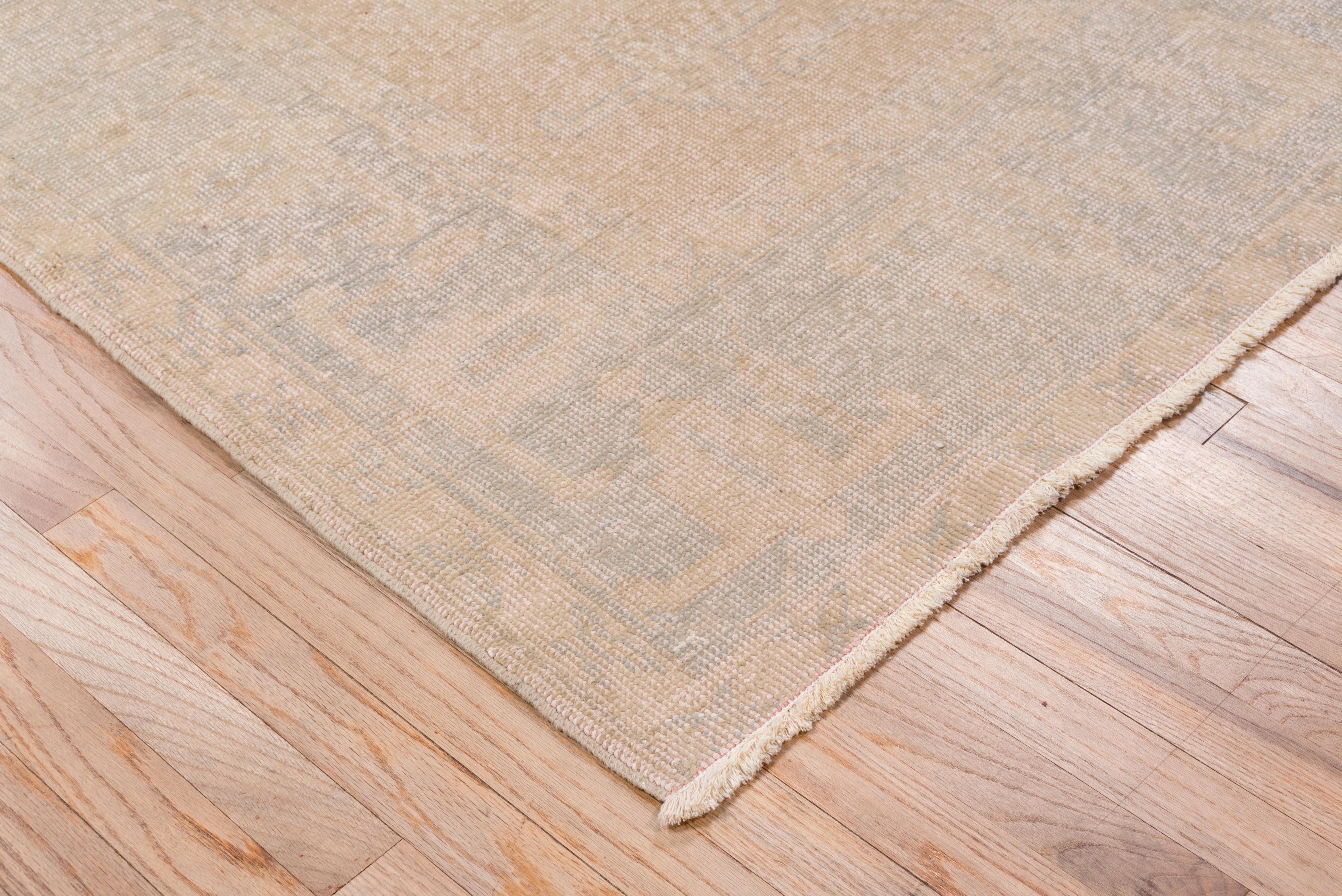 Tapis ancien du milieu du siècle en très bon état, se renseigner pour toute question.