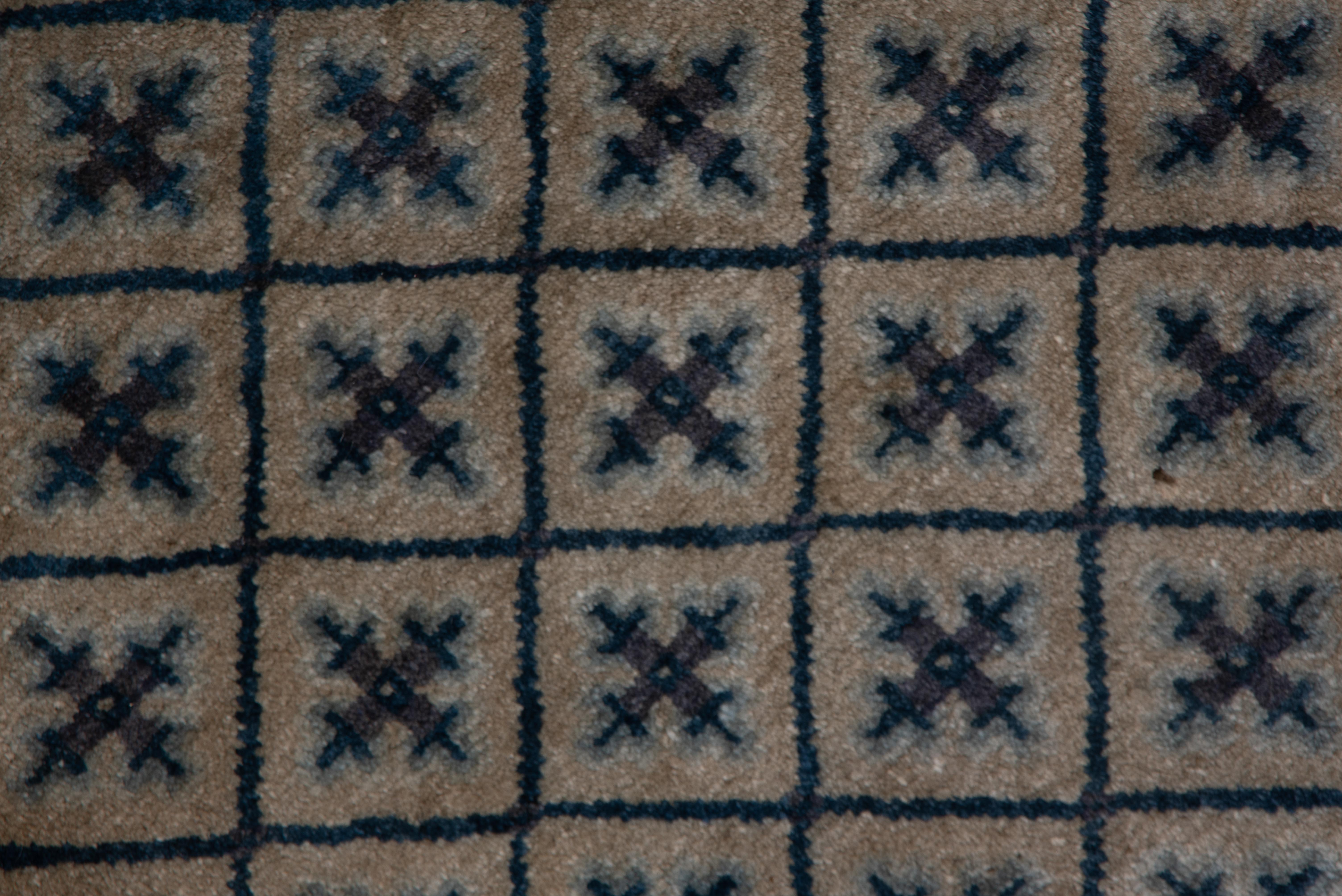 Antiker chinesischer Teppich mit geometrischen Mustern und grünen und blauen Khakis (Chinesischer Export) im Angebot