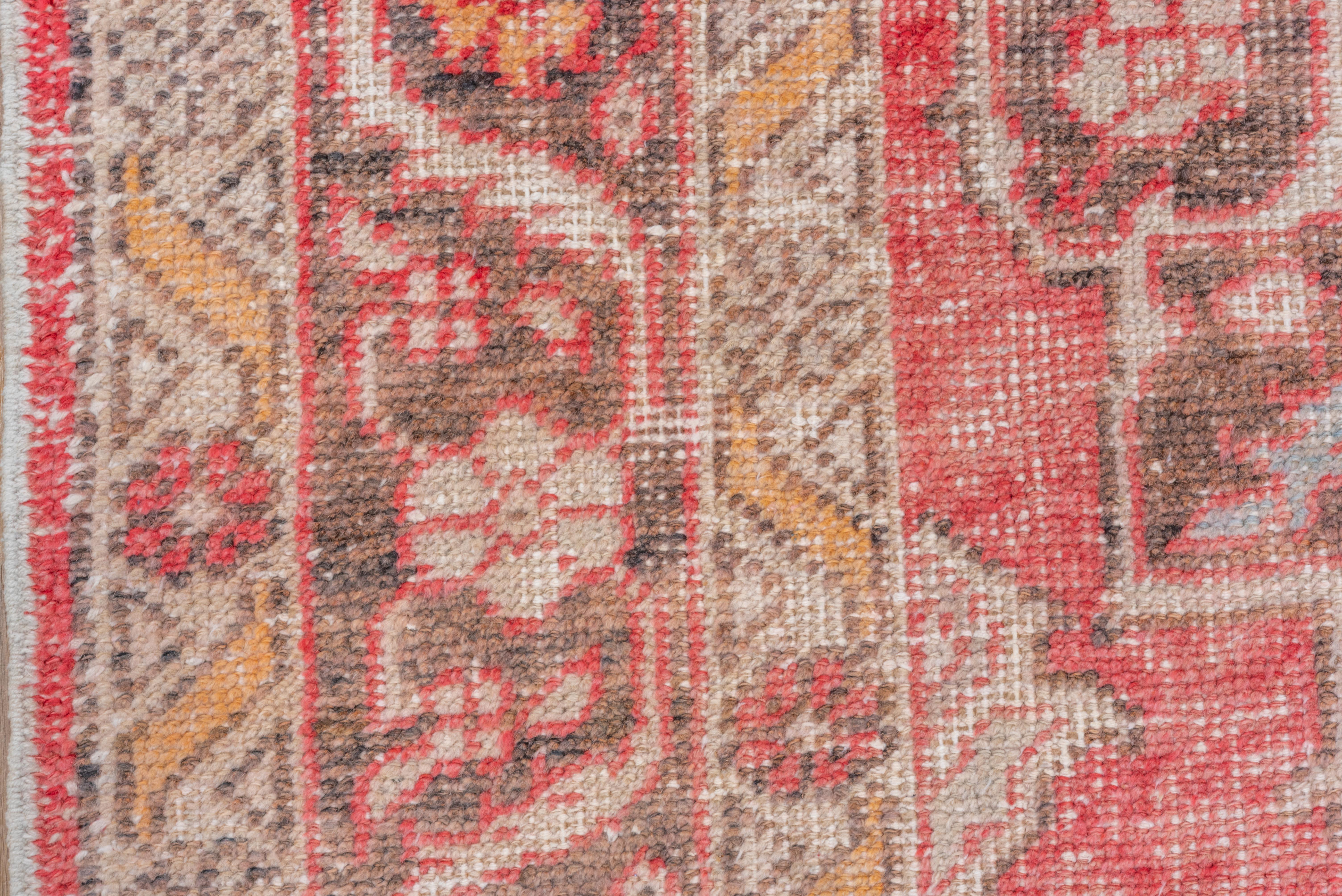 20ième siècle Tapis turc ancien Oushak : harmonie de rouges et d'oranges au design typique en vente