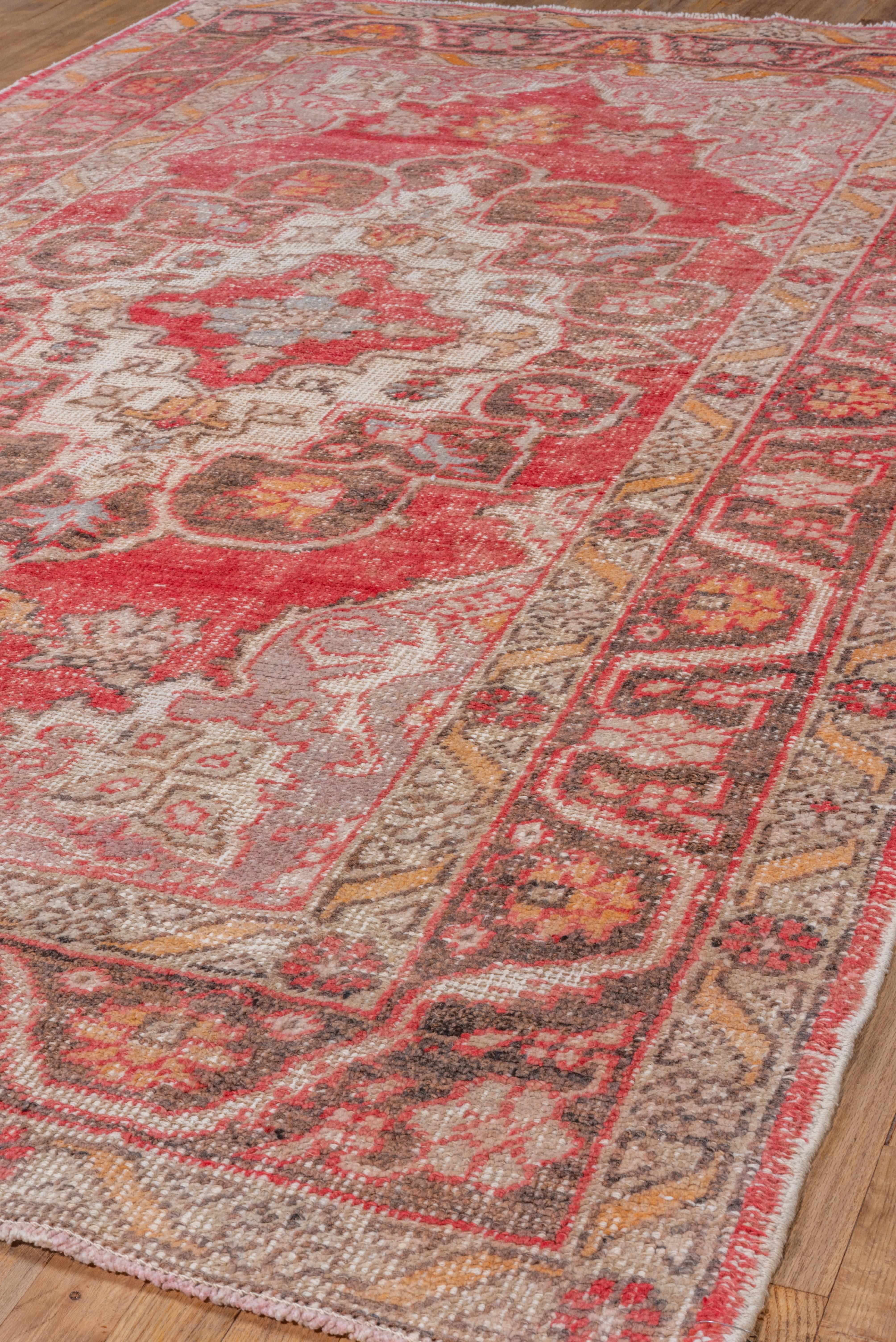 Tapis turc ancien Oushak : harmonie de rouges et d'oranges au design typique en vente 2