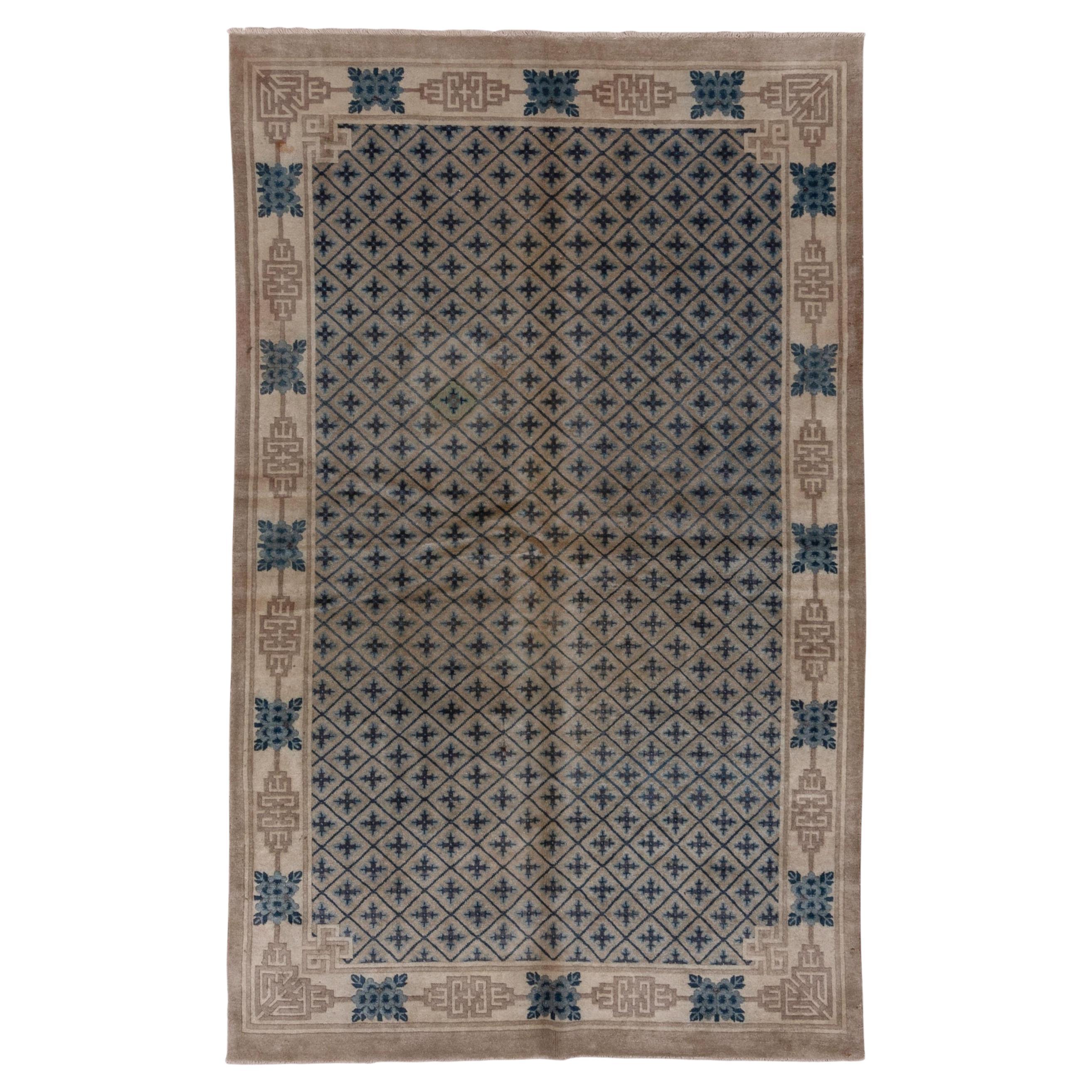 Antiker chinesischer Teppich mit geometrischen Mustern und grünen und blauen Khakis