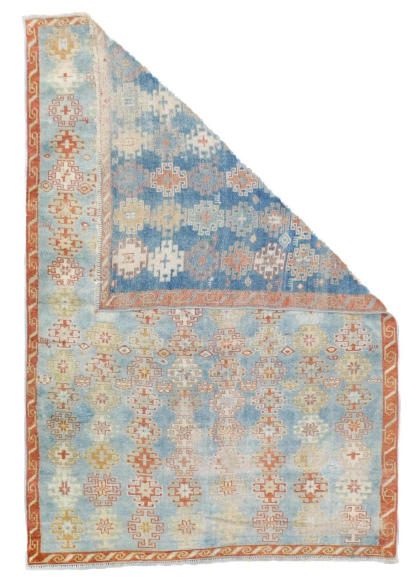 Tappeto turco antico 3'3'' x 4'9''. I tappeti, gli stendardi, i runner, i tappeti lunghi e le borse delle Townes, dei villaggi e delle tribù dell'Anatolia, tra cui: Oushak, Ghiordes, Kula, Ladik, Hereke, Konya, Melas, Bergama, Sivas, Kayseri e