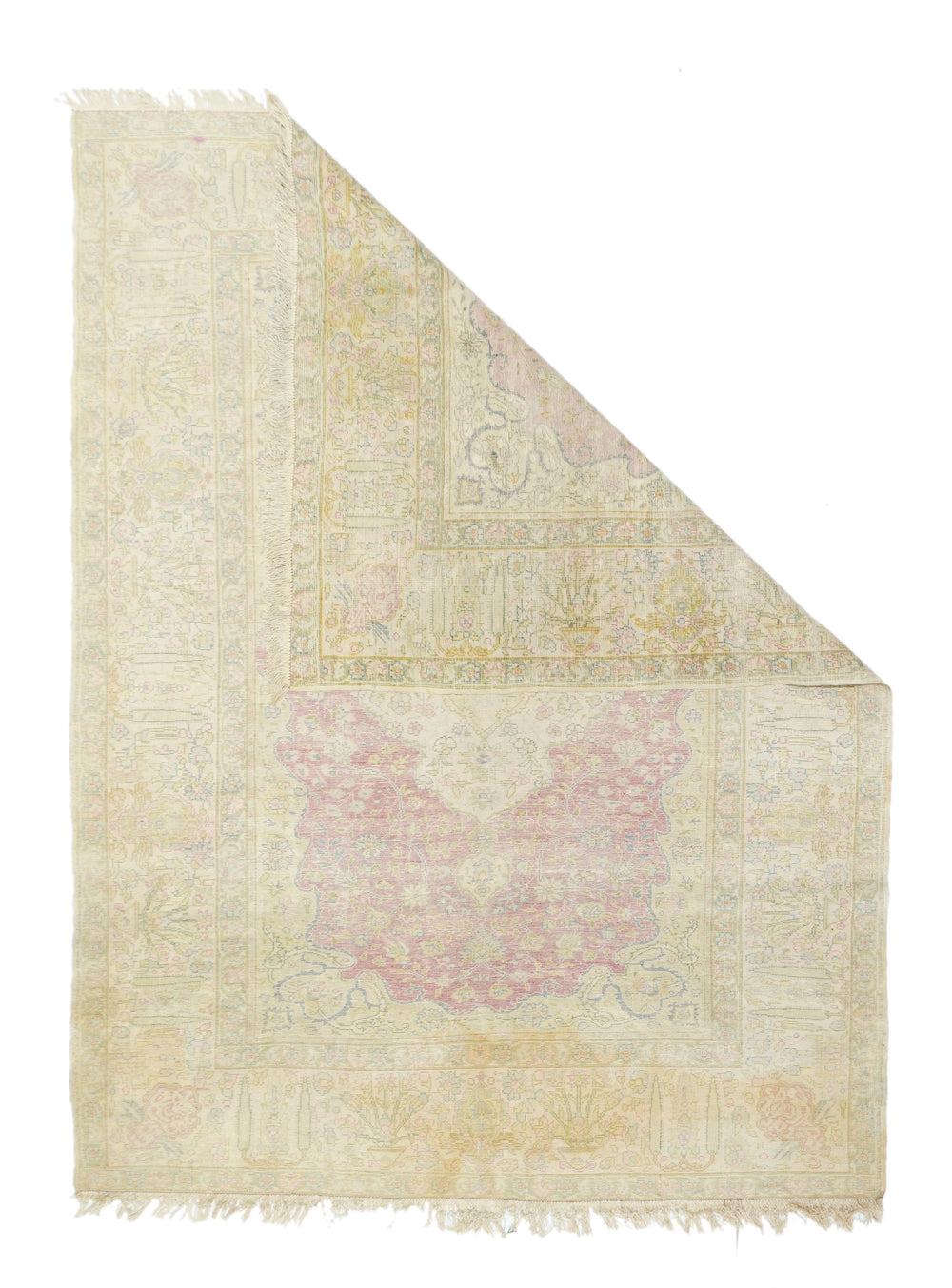 Antiker türkischer Teppich 4'0'' x 5'7''. Aufgrund des Flormaterials stammt diese ostanatolische Streuung im persischen Stil wahrscheinlich aus Kayseri. Die weiche Palette ist eindeutig auf den Exportmarkt ausgerichtet. Das weiche Schieferfeld zeigt