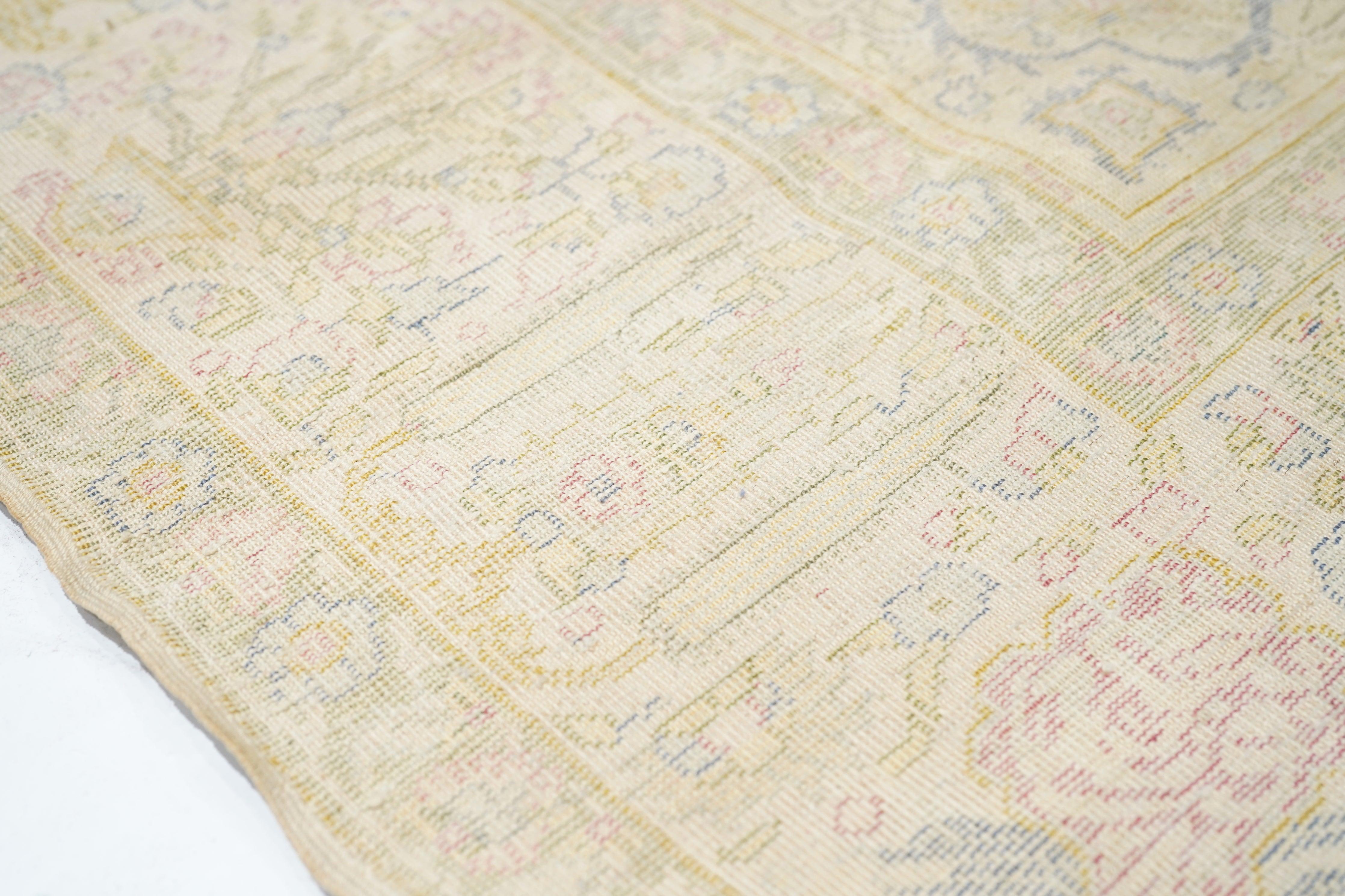 Antiker türkischer Teppich 4'0'' x 5'7'' (20. Jahrhundert) im Angebot