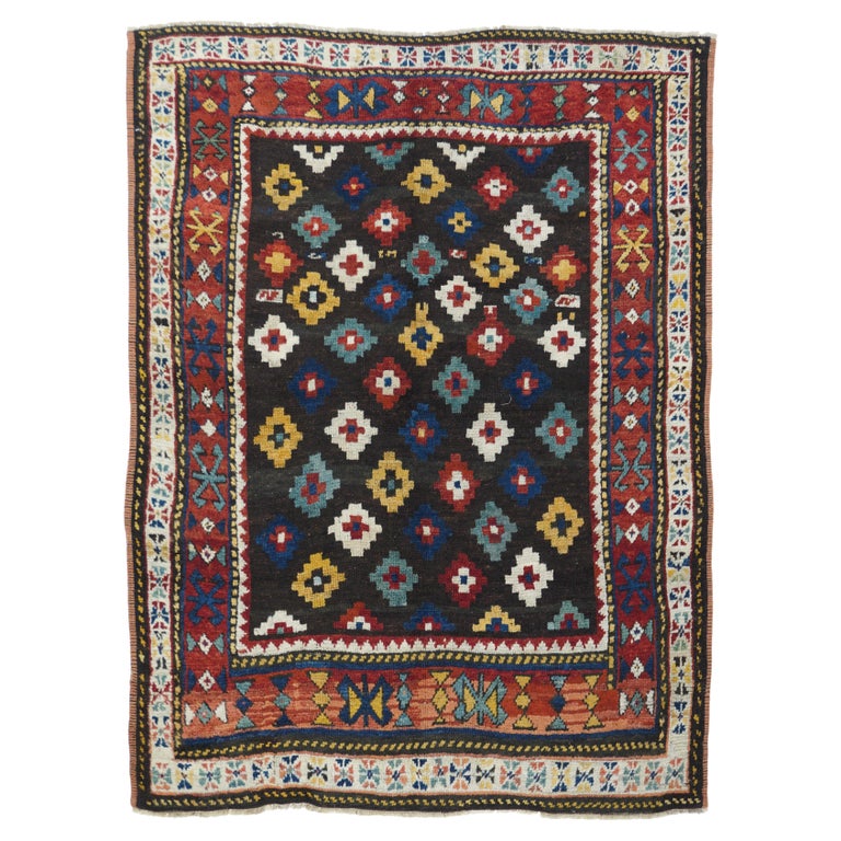 Antiker kaukasischer Stammeskunst-Teppich aus Südamerika, 4'6'' x 6'2'' im  Angebot bei 1stDibs
