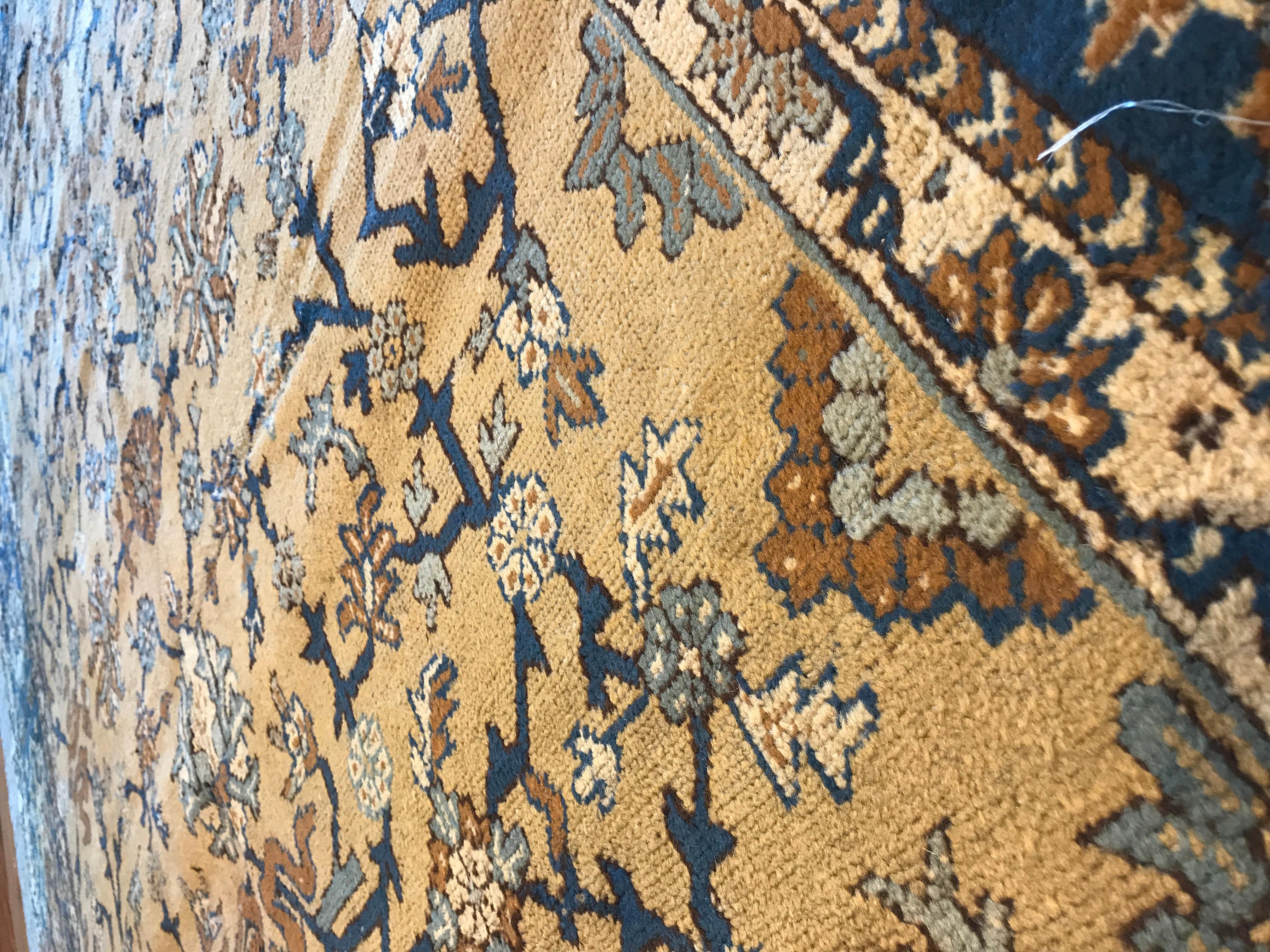 Antiker türkischer antiker Teppich im Zustand „Gut“ im Angebot in Los Angeles, CA