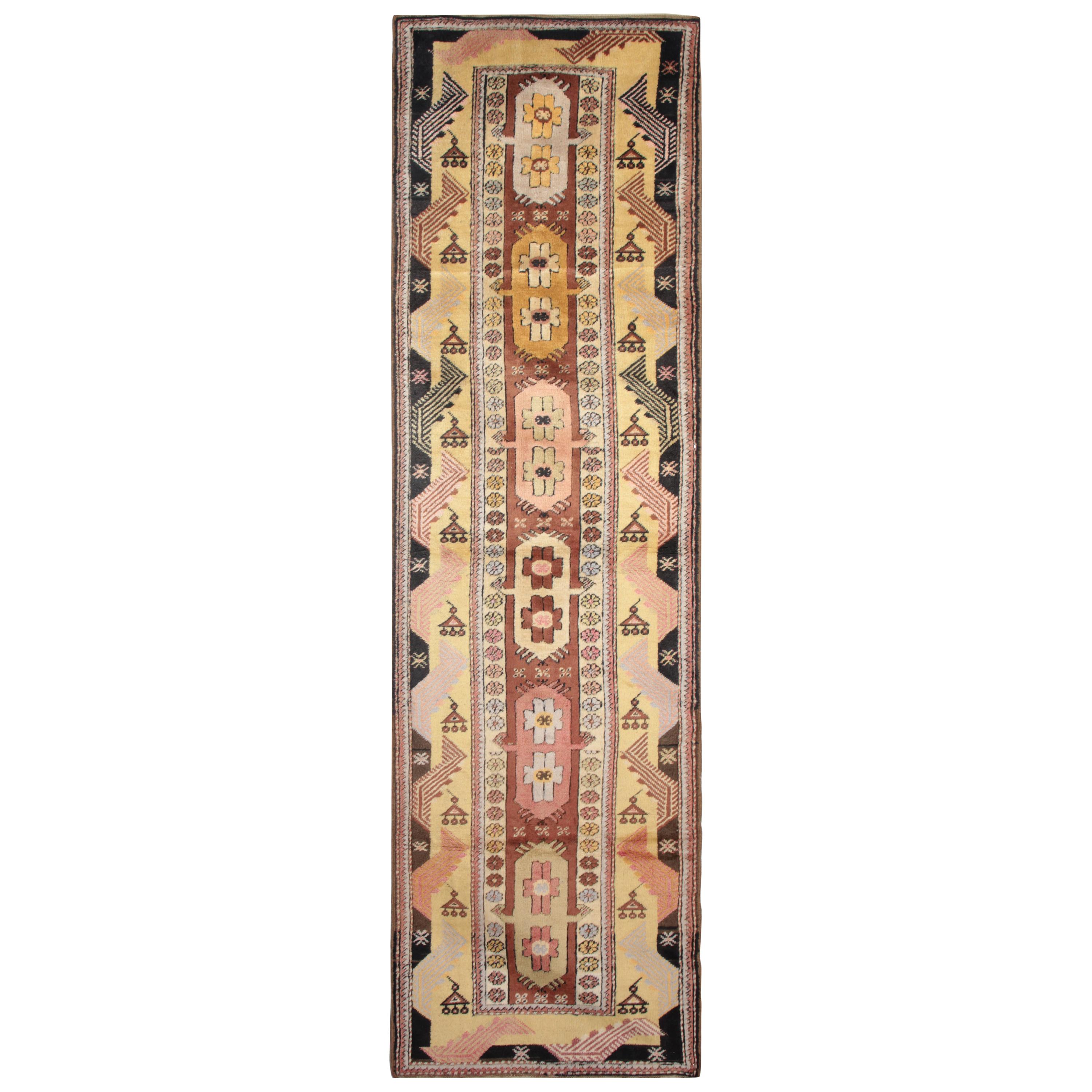 Antiker türkischer Teppich-Läufer aus Milas, traditionelle goldene Läuferteppiche im Angebot