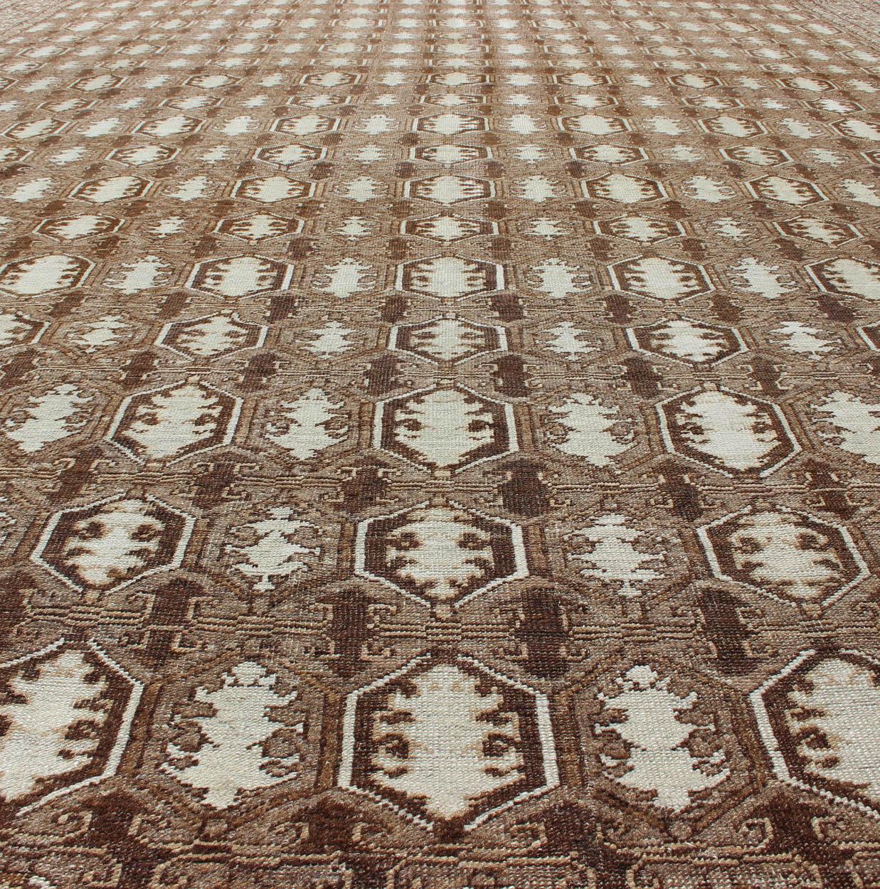 Antiker türkischer Teppich mit organischen Motiven in Braun und erdfarbenen Farben im Angebot 1