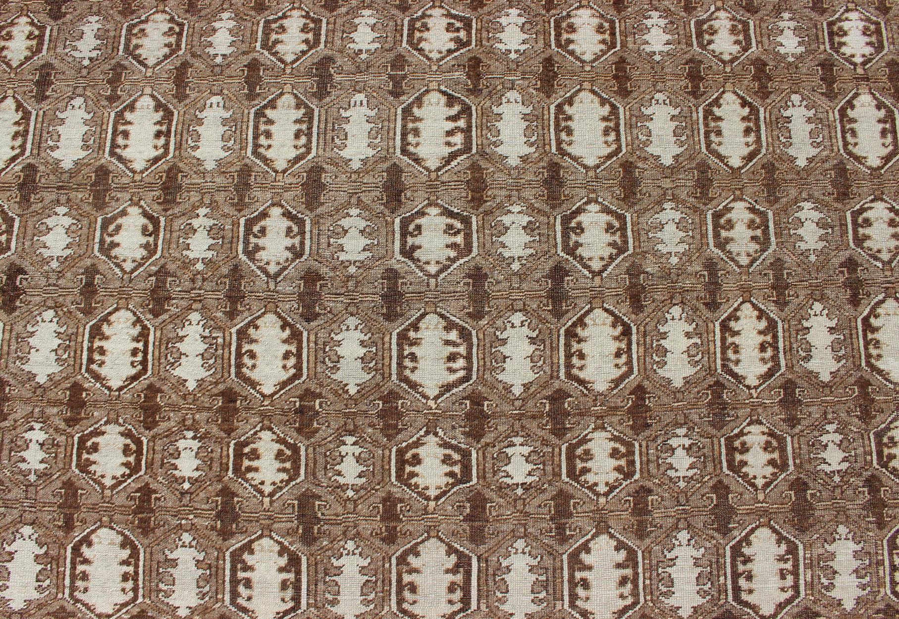 Antiker türkischer Teppich mit organischen Motiven in Braun und erdfarbenen Farben im Angebot 2