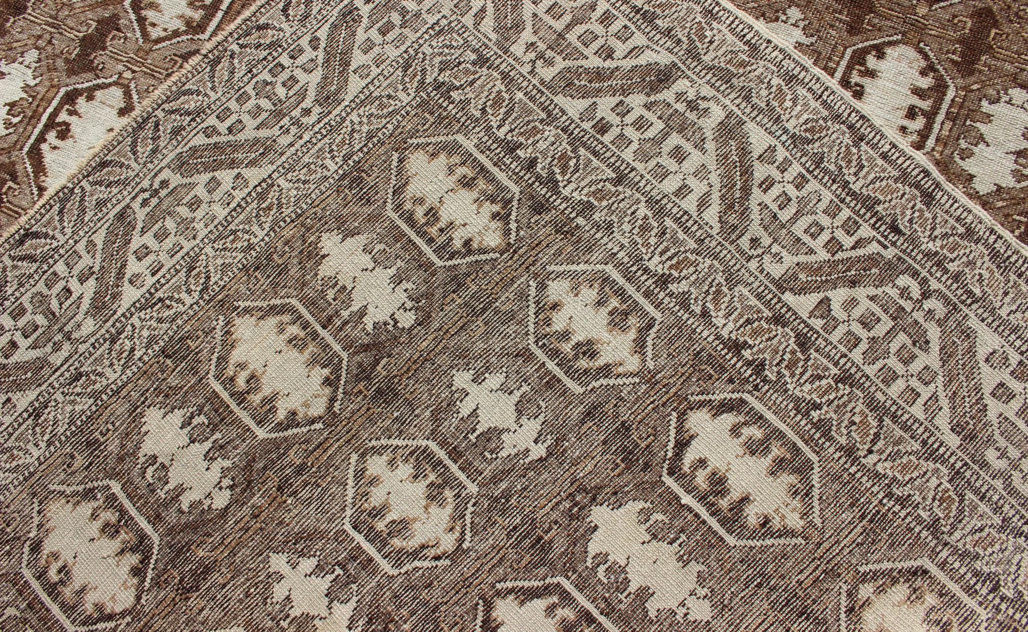 Antiker türkischer Teppich mit organischen Motiven in Braun und erdfarbenen Farben im Angebot 4