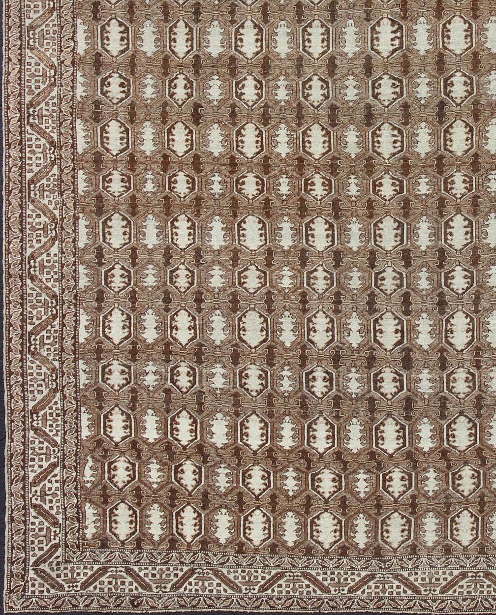 Turkish antique carpet from Turkey with sub-geometric pattern in shades of brown. Keivan Woven Arts / rug / EN-176556, country of origin / type: Turkey / Oushak, circa 1910
Measures: 10'6 x 14'8.
Antique Turkish rug with organic motifs in brown and