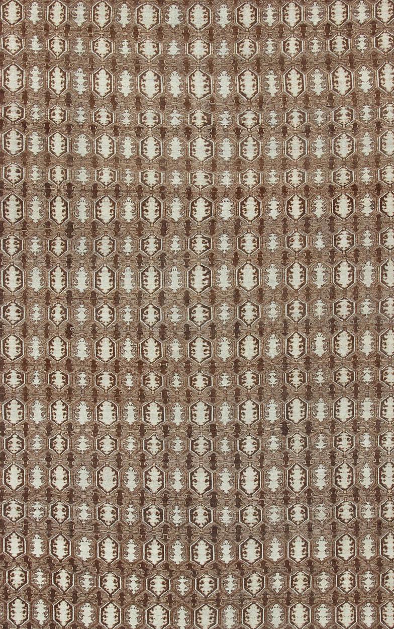 Antiker türkischer Teppich mit organischen Motiven in Braun und erdfarbenen Farben (Oushak) im Angebot