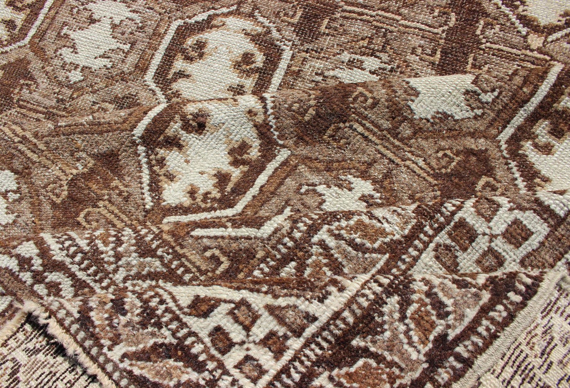 Antiker türkischer Teppich mit organischen Motiven in Braun und erdfarbenen Farben im Angebot 3