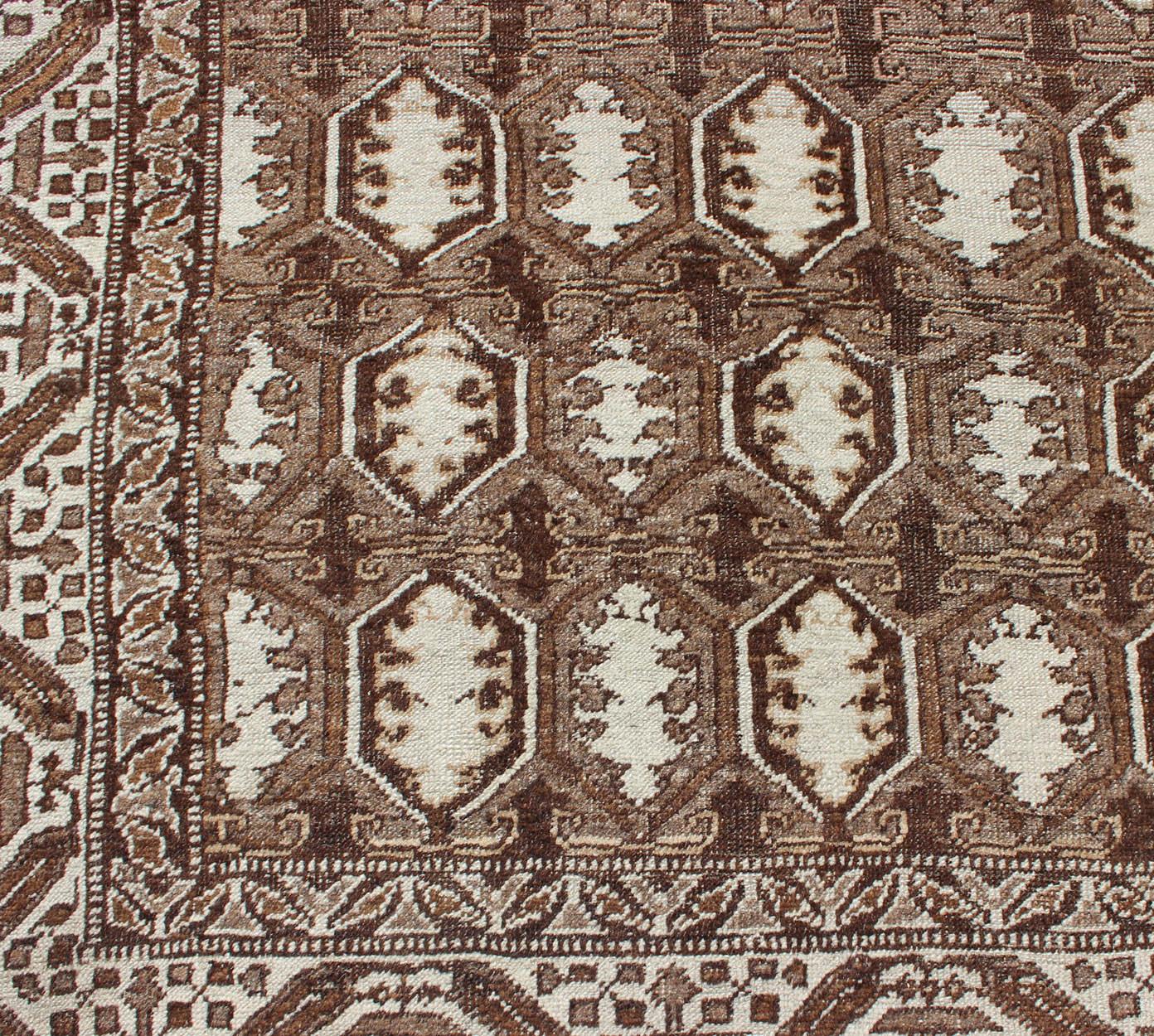 Antiker türkischer Teppich mit organischen Motiven in Braun und erdfarbenen Farben (Handgeknüpft) im Angebot