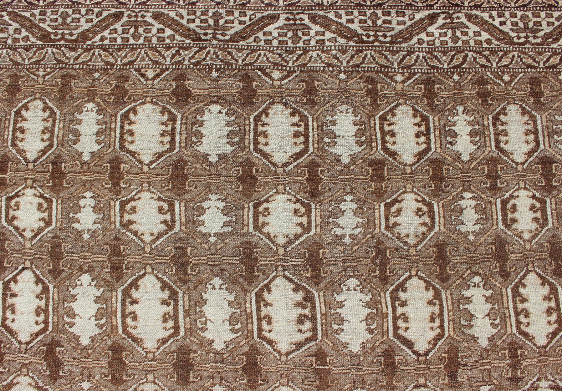 Antiker türkischer Teppich mit organischen Motiven in Braun und erdfarbenen Farben im Zustand „Gut“ im Angebot in Atlanta, GA