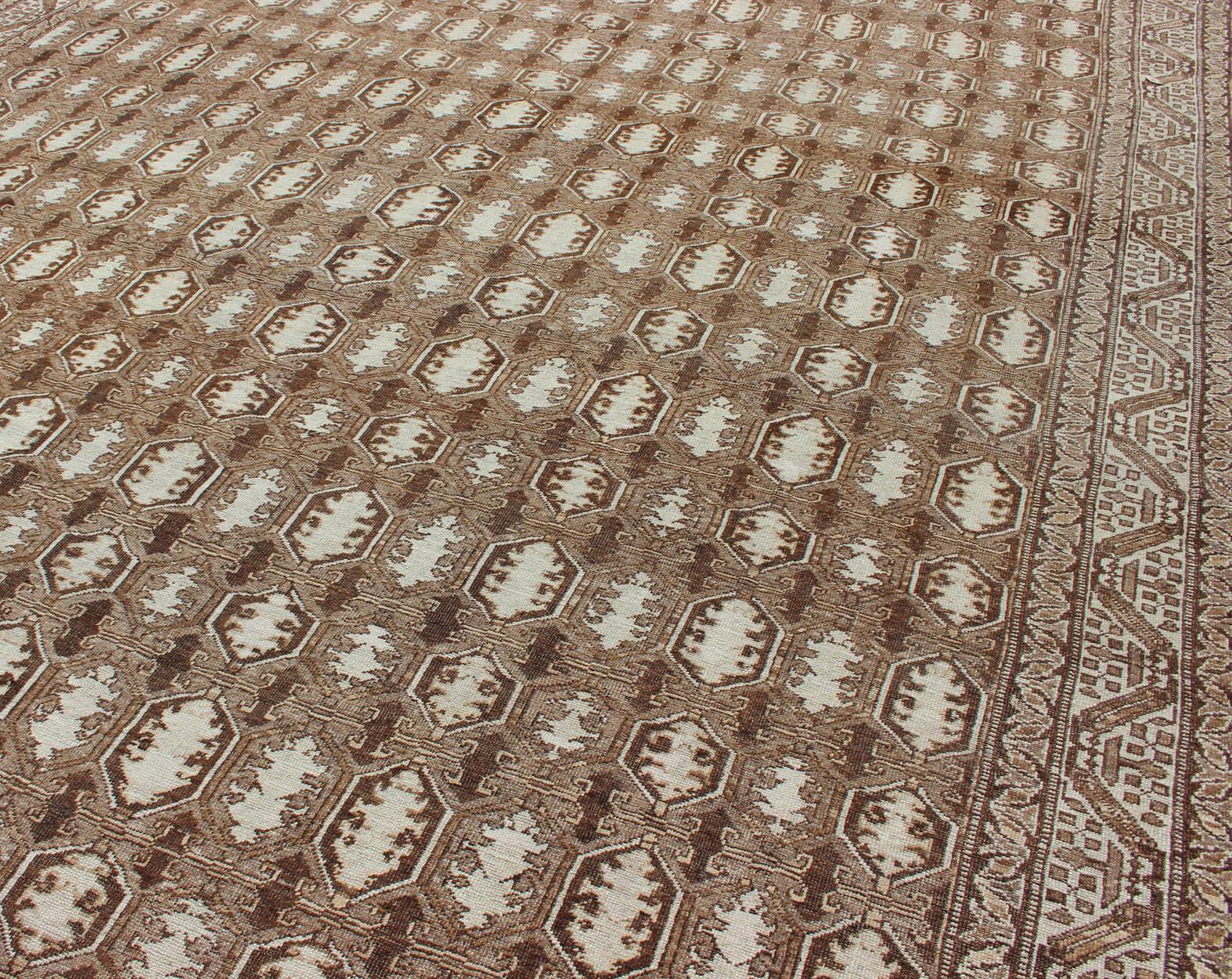 Antiker türkischer Teppich mit organischen Motiven in Braun und erdfarbenen Farben (20. Jahrhundert) im Angebot